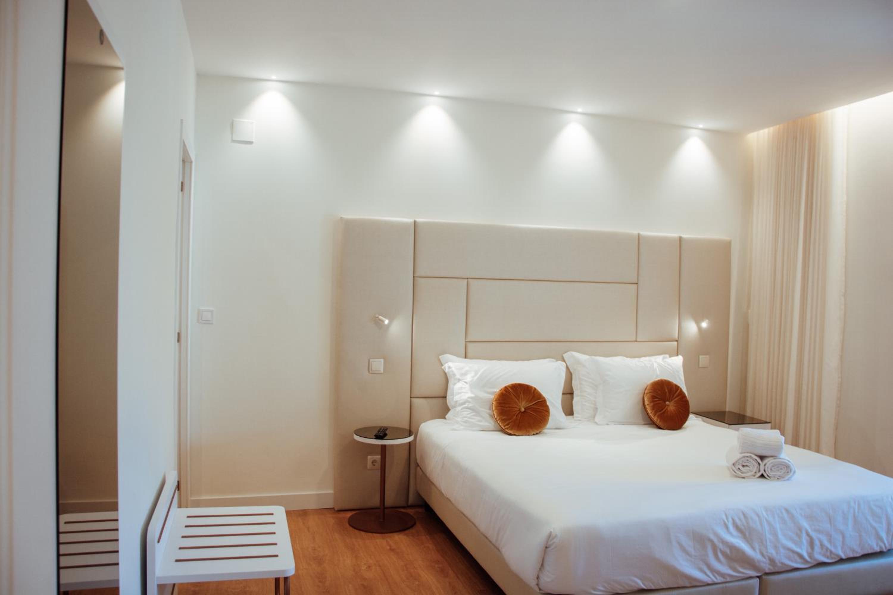 Premium King Room - Photo 12