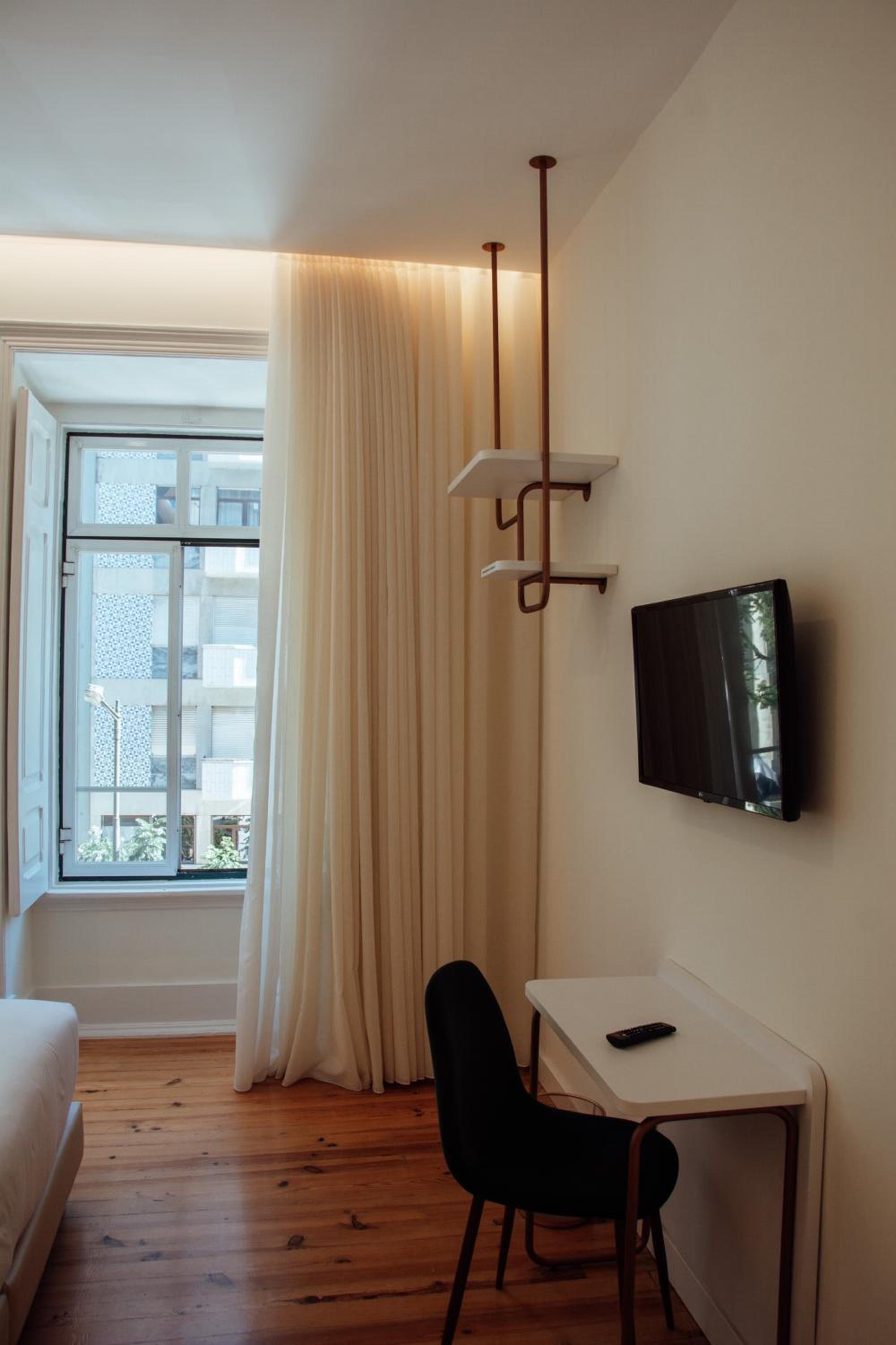 Premium King Room - Photo 9