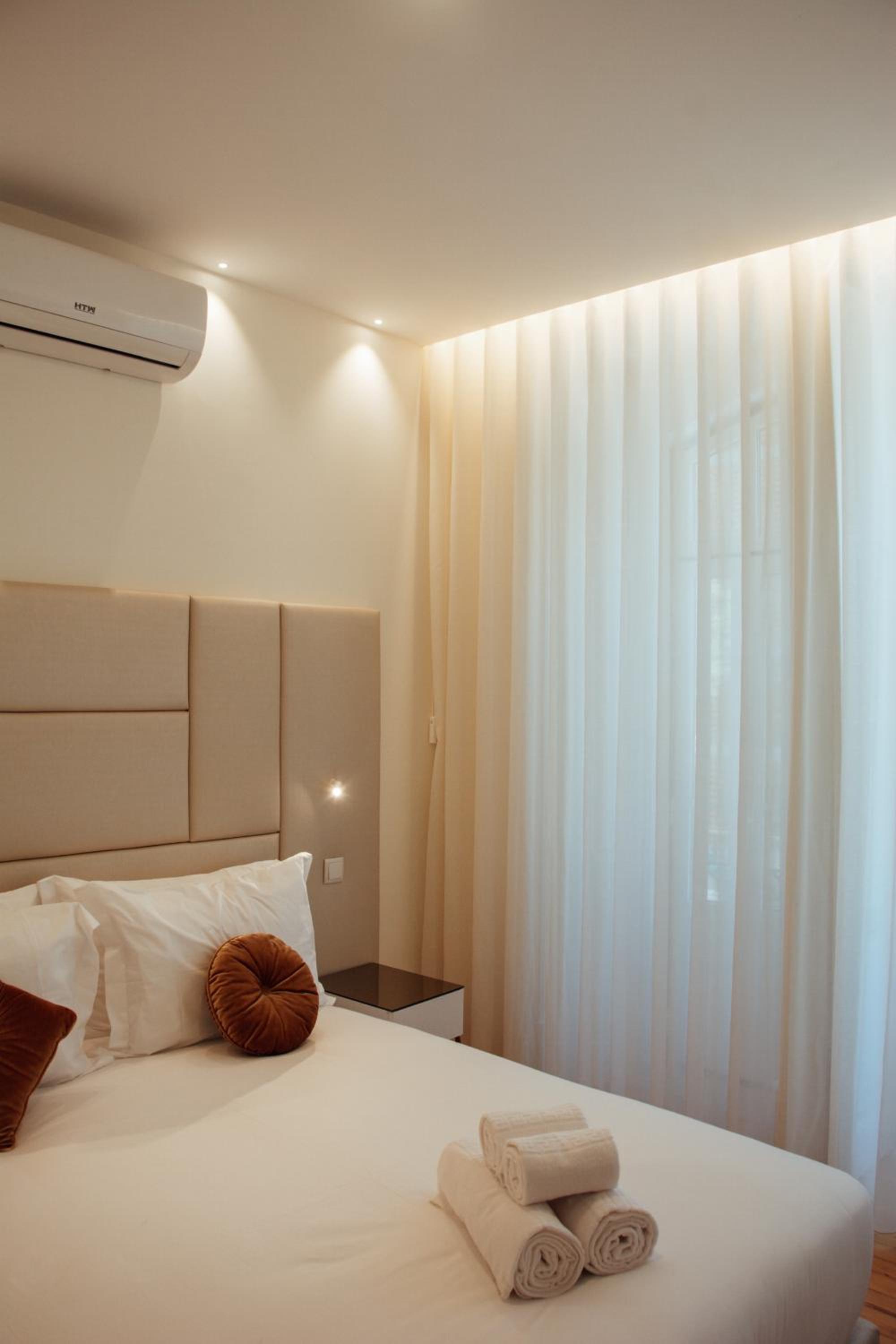 Premium King Room - Photo 11