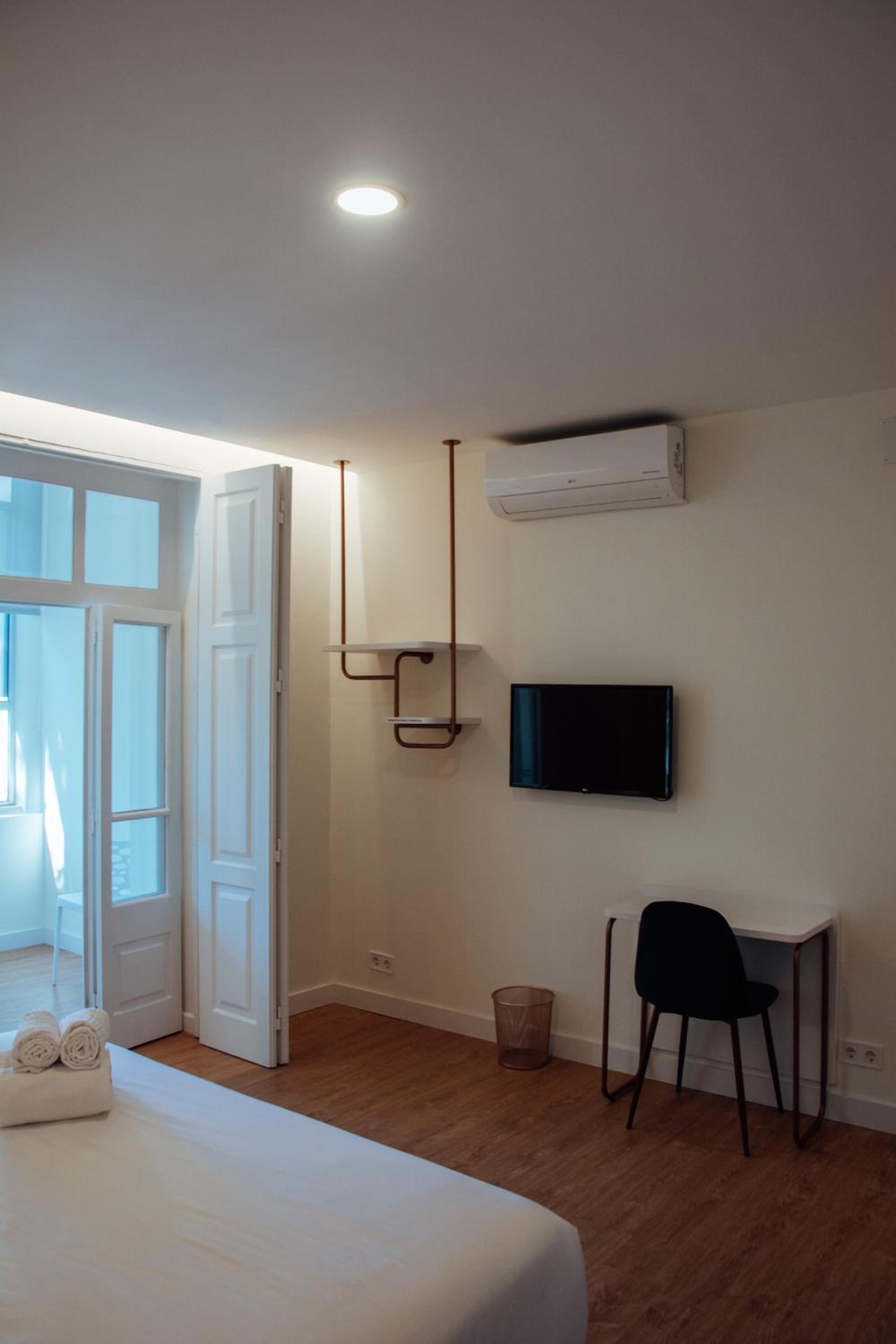 Premium King Room - Photo 14