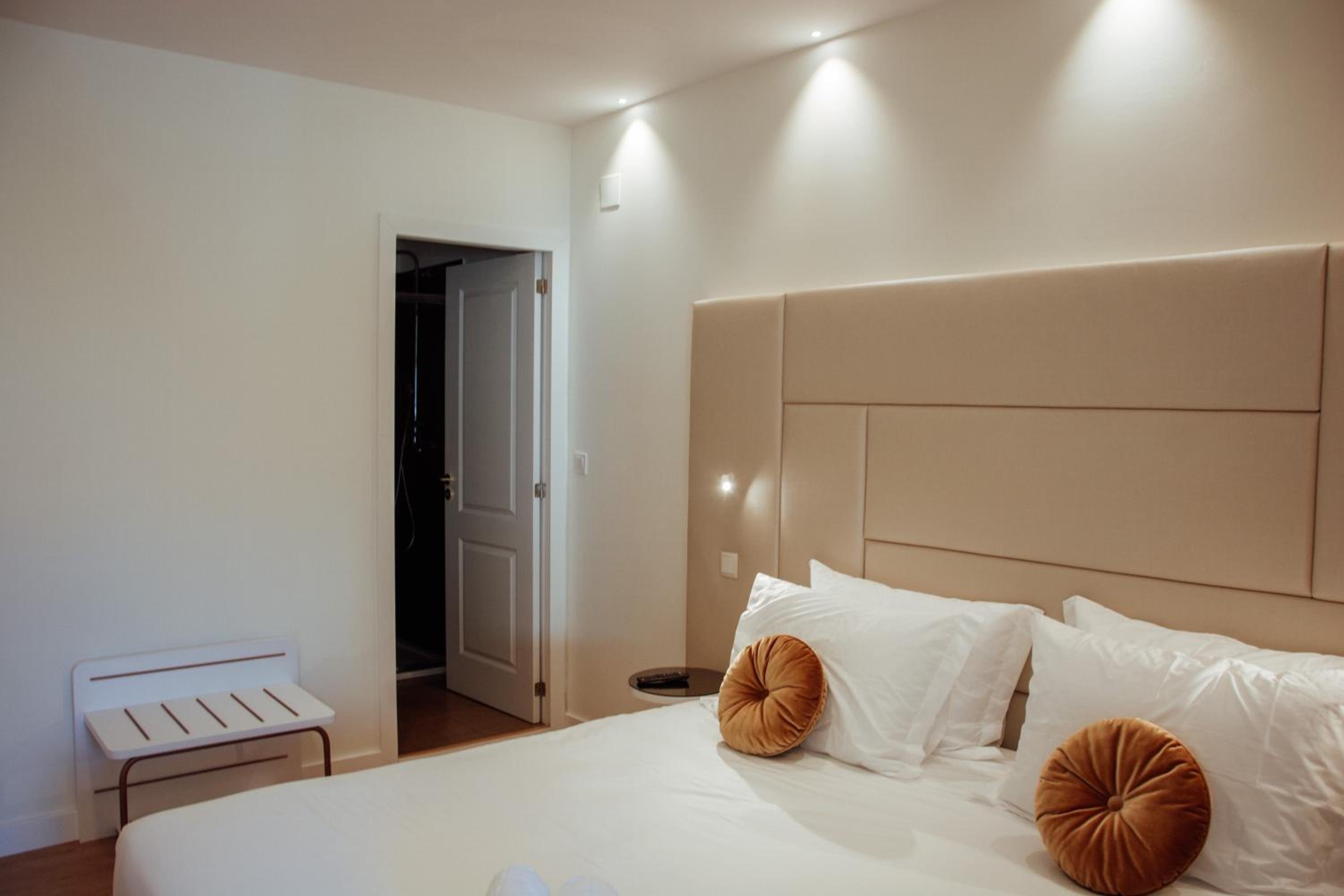 Premium King Room - Photo 15