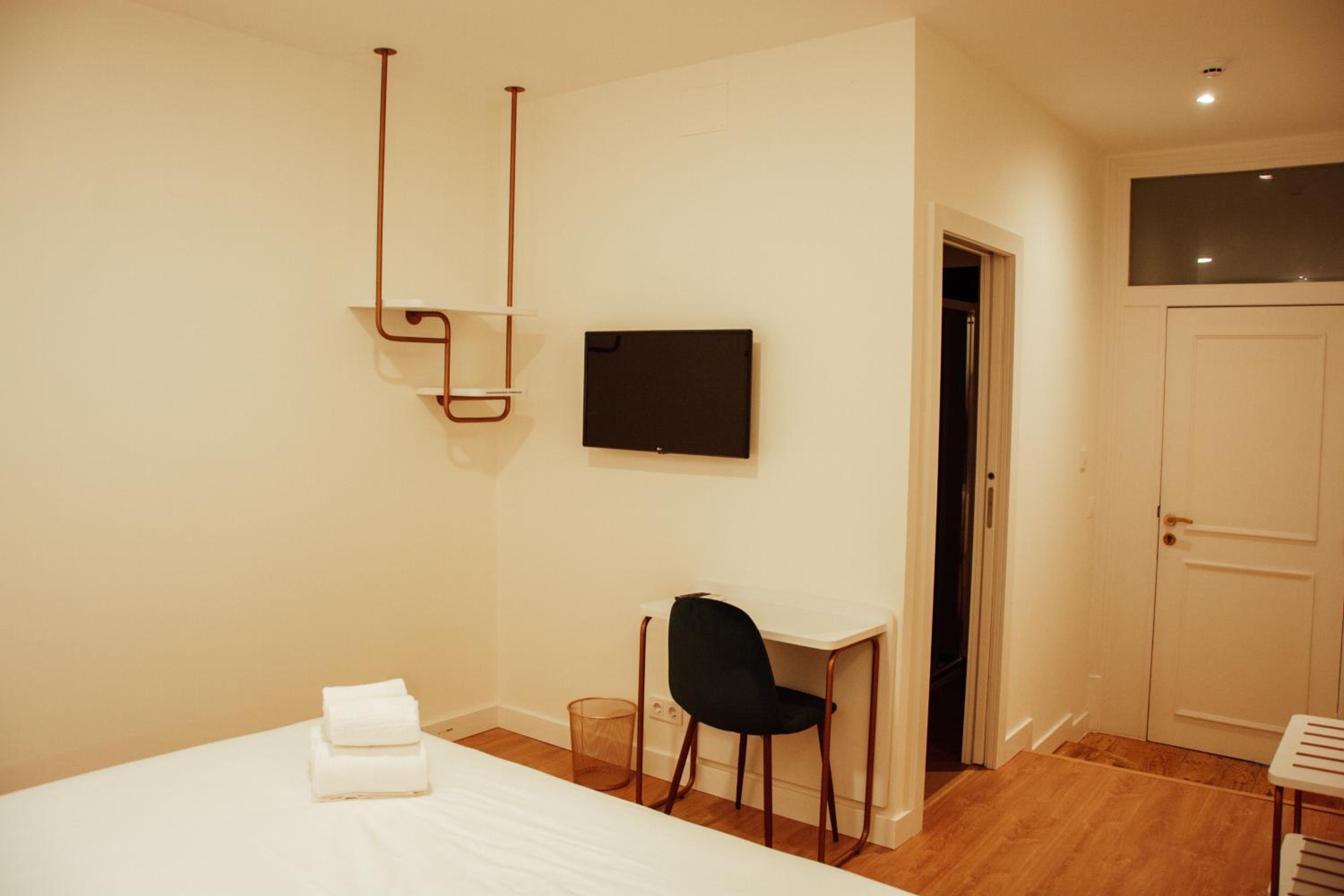 Classic Comfort King Room - Photo 11