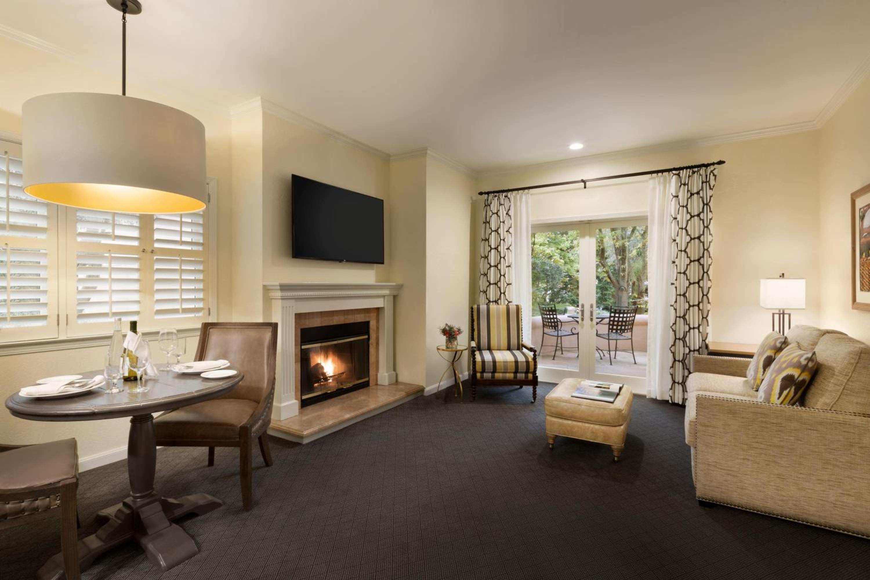 Signature One-Bedroom King Suite with Sofa Bed, Fireplace, Patio or Balcony, Jacuzzi and Garden View - Photo 3
