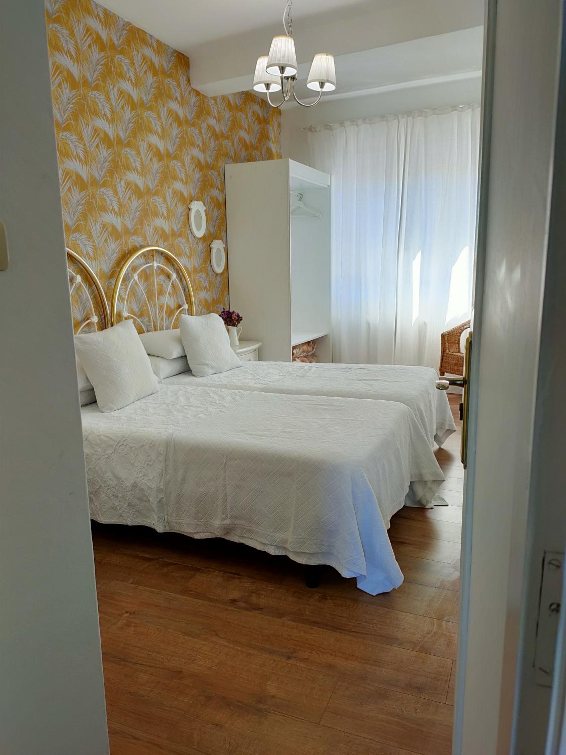 Twin Room with Bathroom - Photo 4