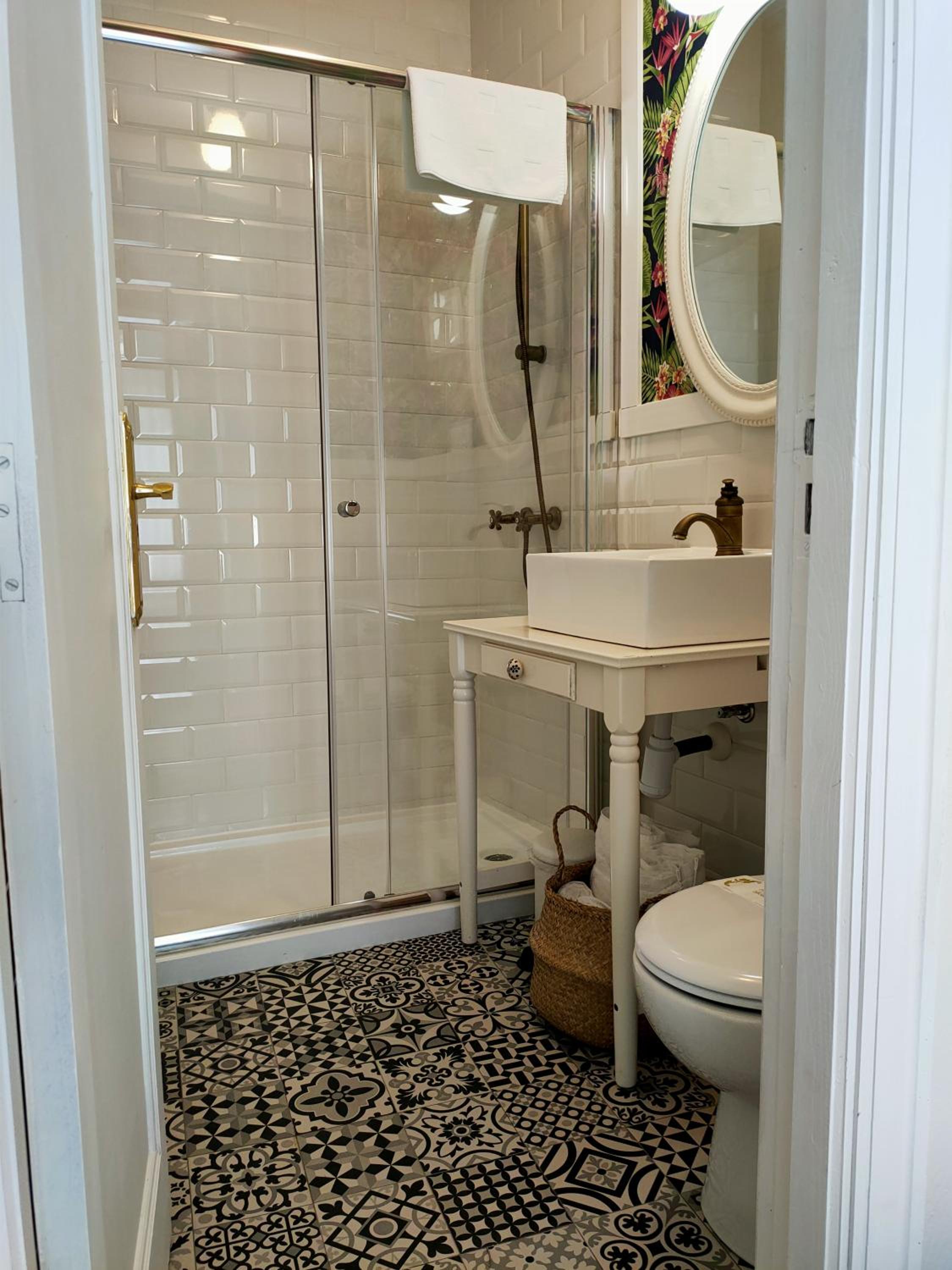 Twin Room with Bathroom - Photo 3