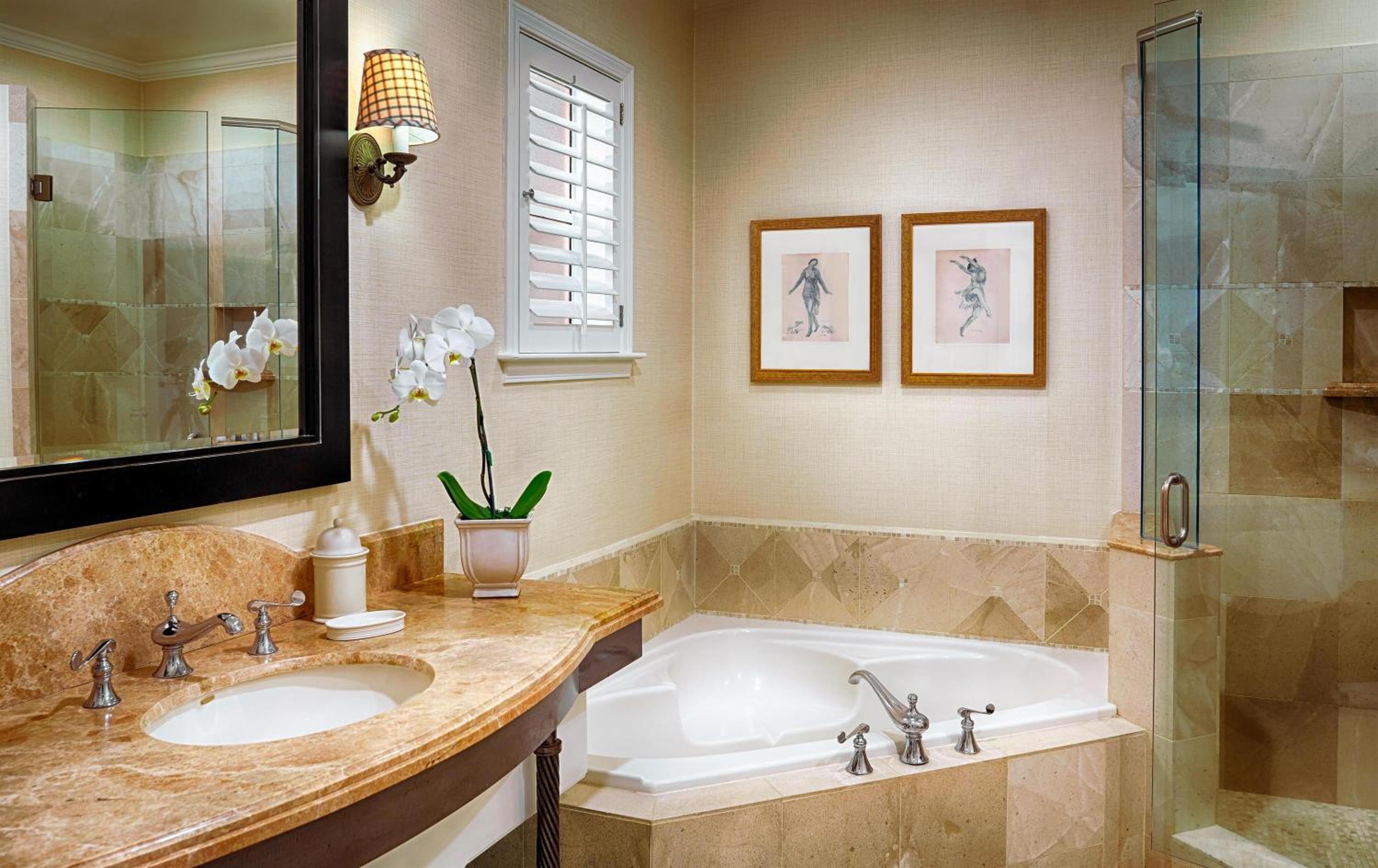 Signature One-Bedroom King Suite with Sofa Bed, Fireplace, Patio or Balcony, Jacuzzi and Garden View - Photo 5