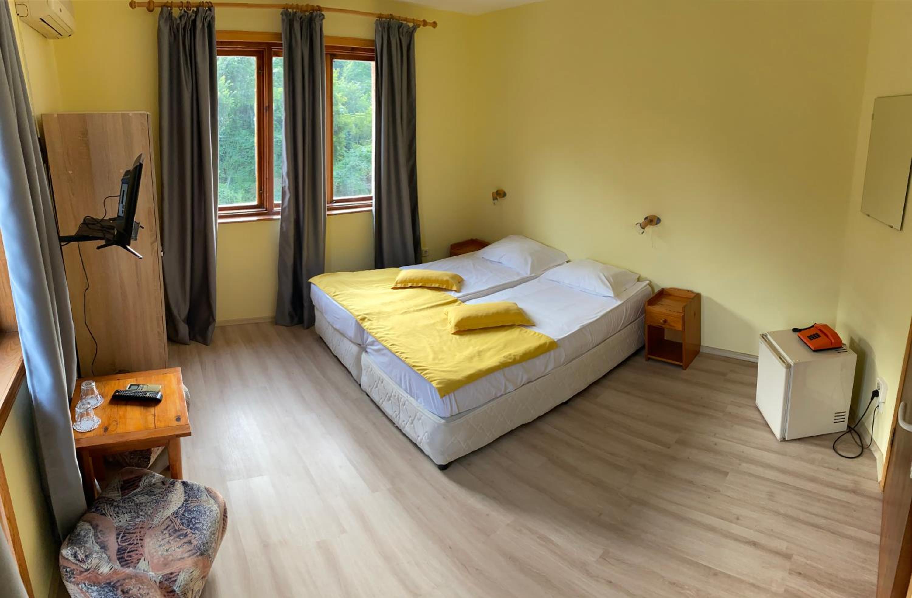 Double or Twin Room with Partial Sea View photo 2