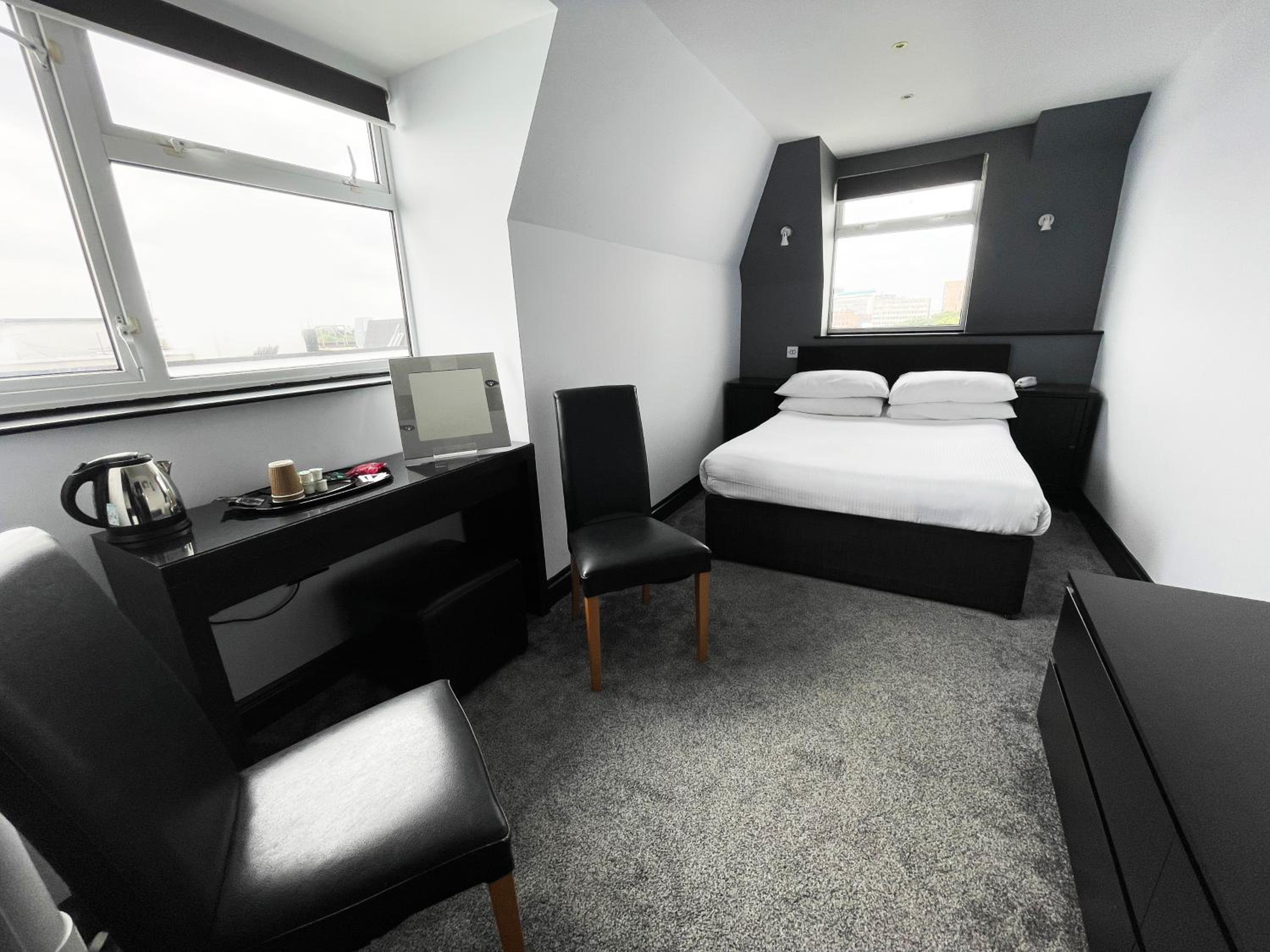Standard Double Room - Photo 9