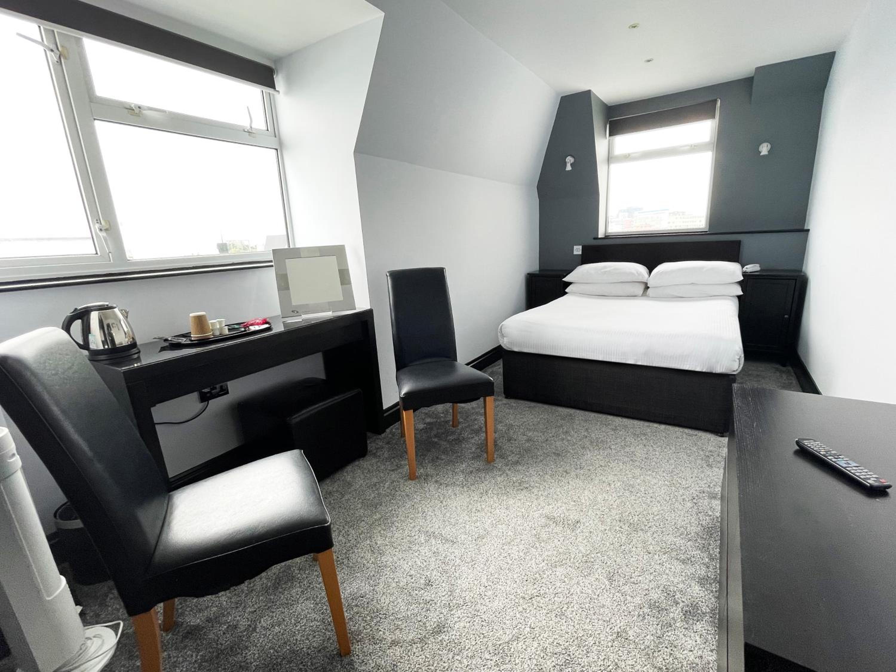 Standard Double Room - Photo 8