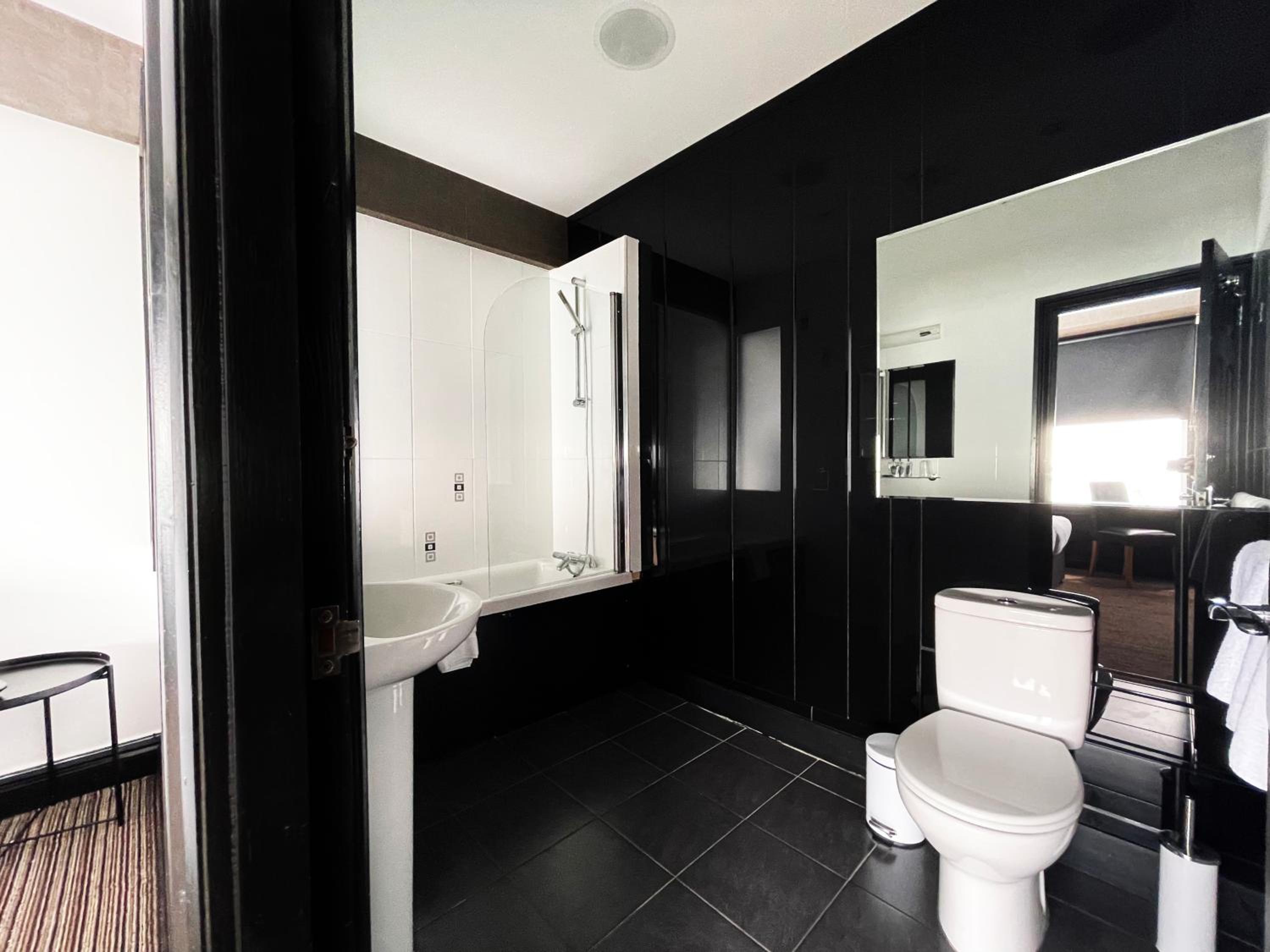 Superior Double Room with Ocean View & Balcony - Photo 10