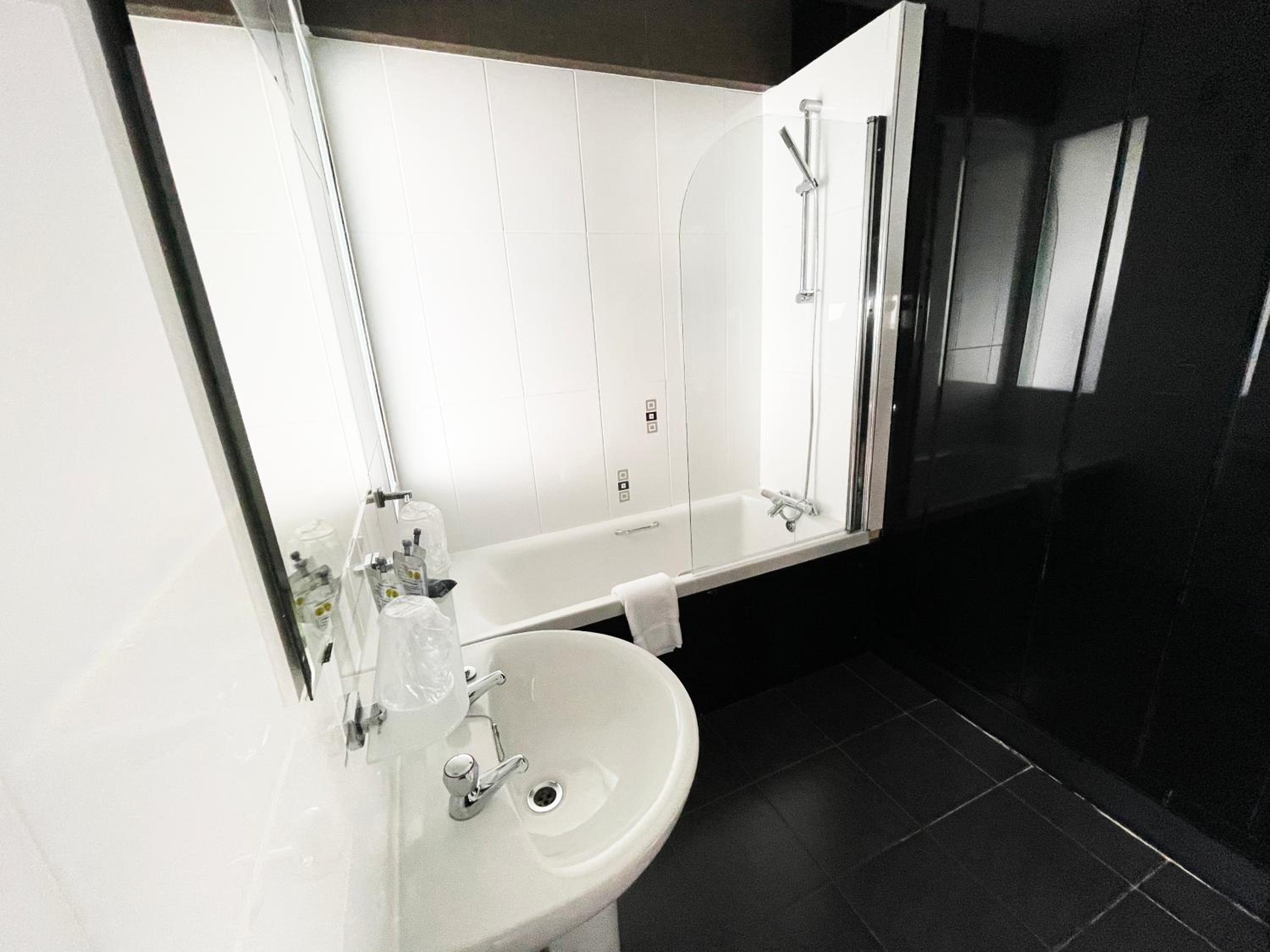 Superior Double Room with Ocean View & Balcony - Photo 11