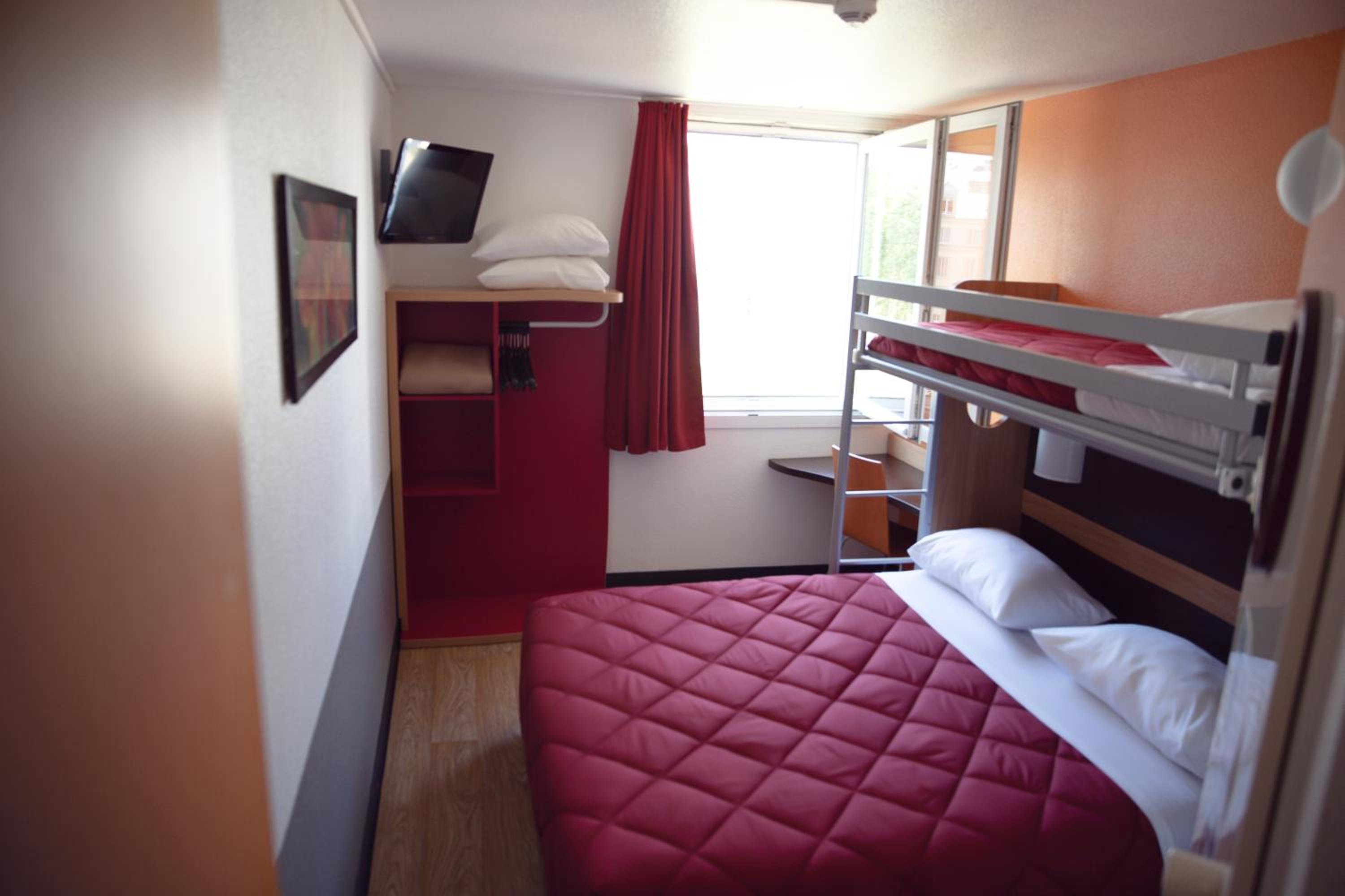Triple Room (1 Double Bed + 1 Single Bed) - Photo 3