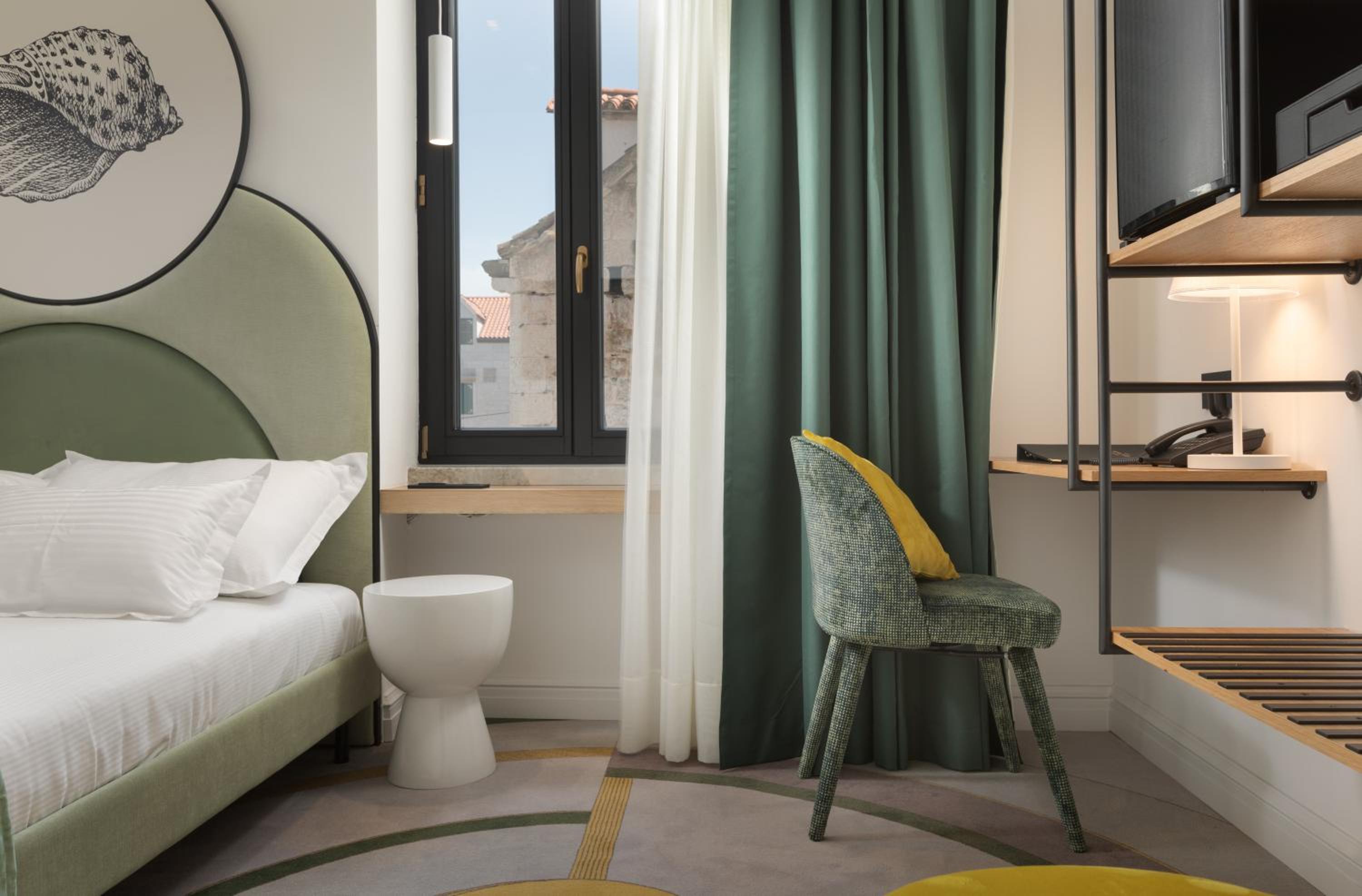 Standard Double Room thumbnail 5