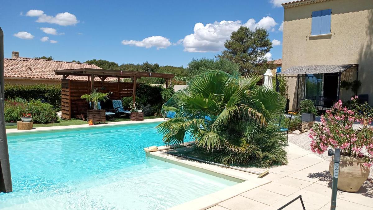 Queen Room with Pool View photo 3