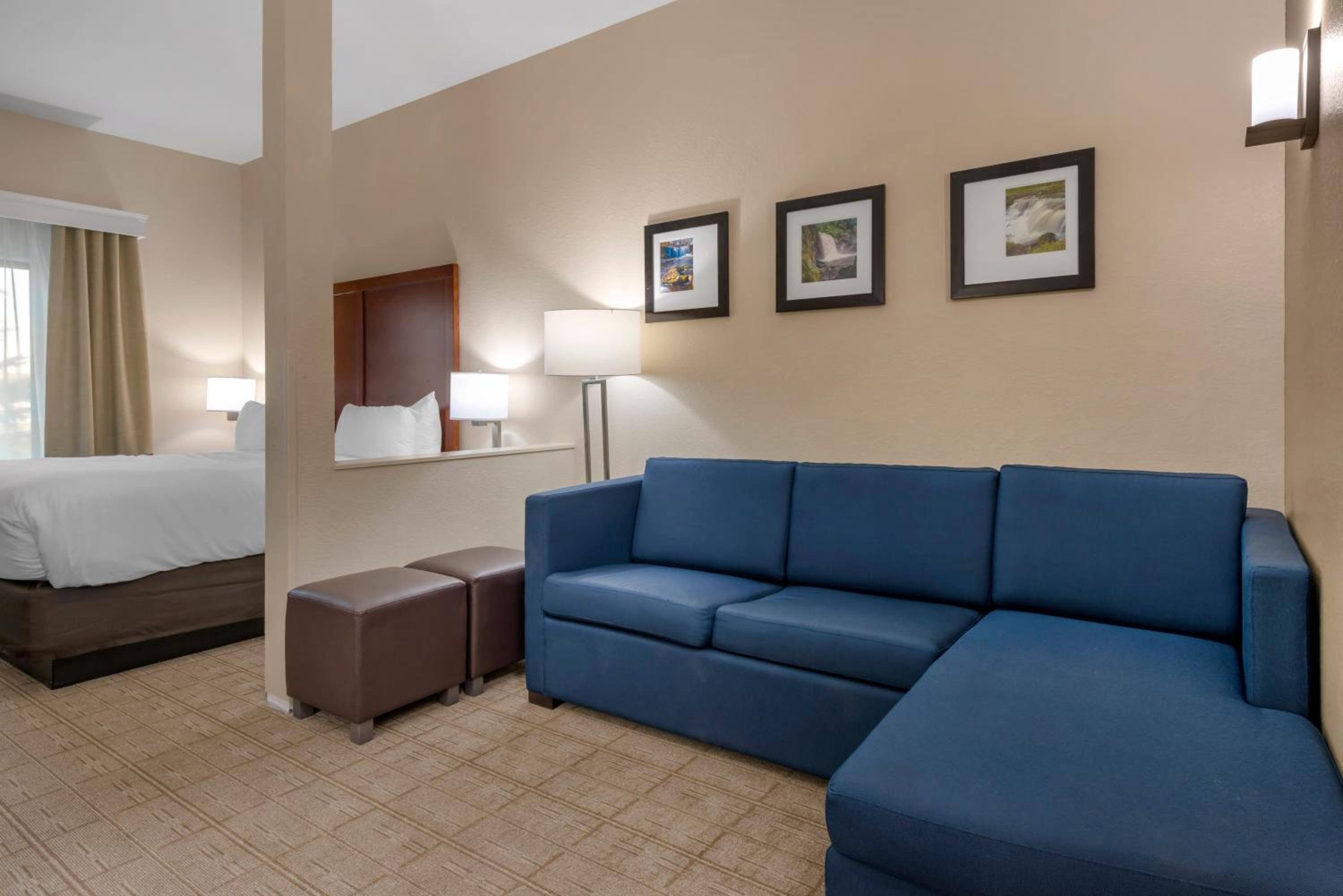 King Suite with Sofa Bed - Non Smoking - Photo 2