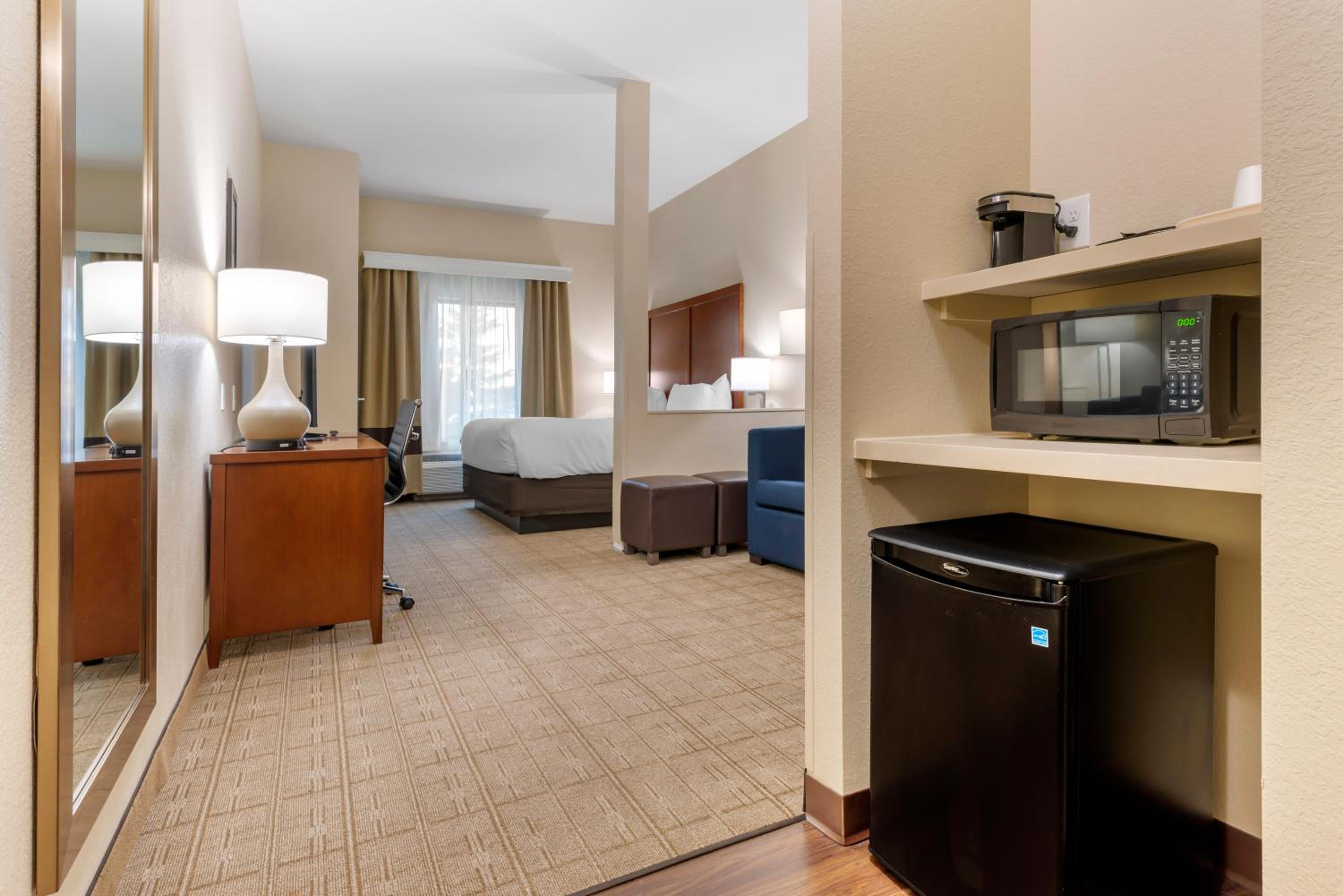 King Suite with Sofa Bed - Non Smoking - Photo 7