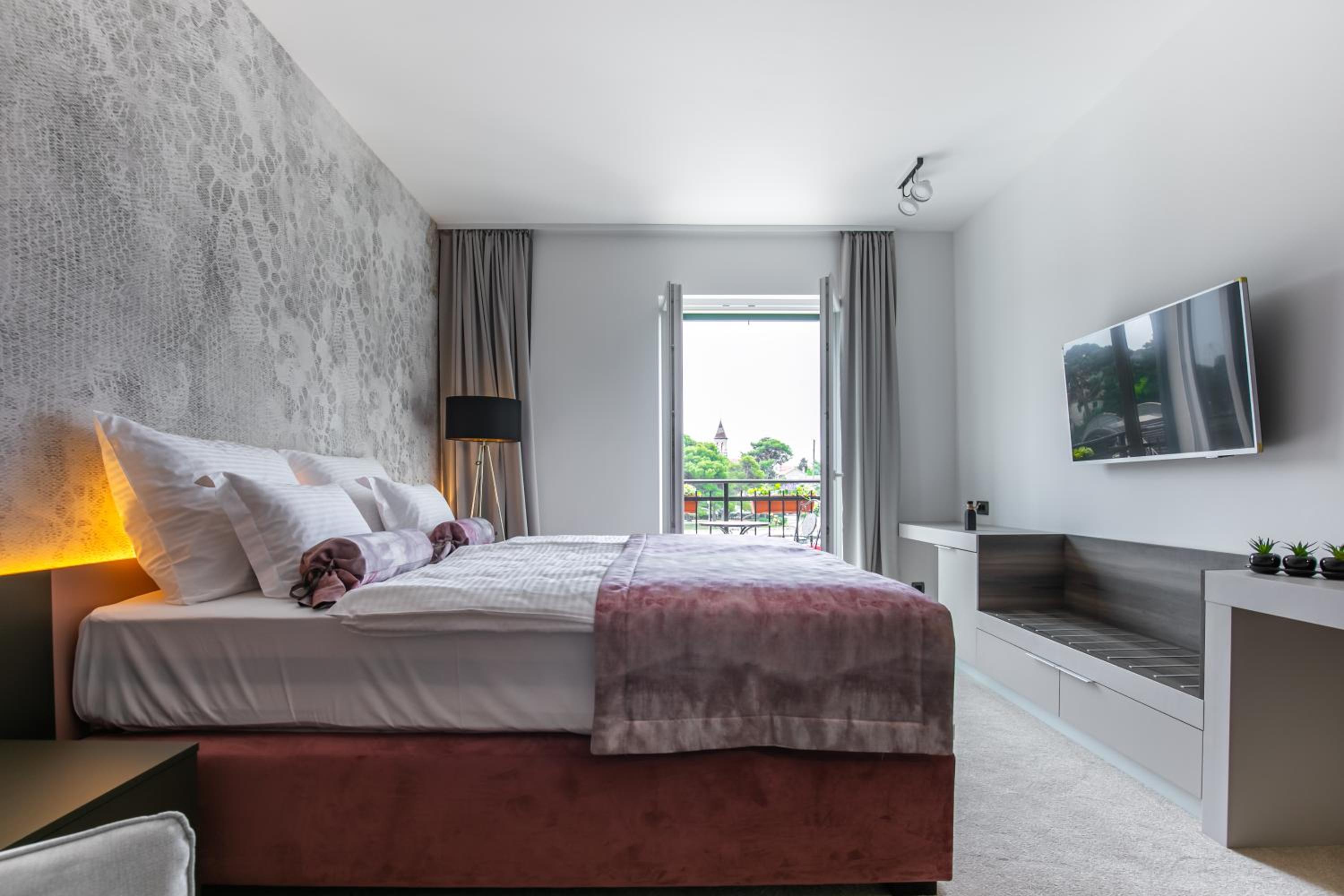 Deluxe King Room - Photo 1