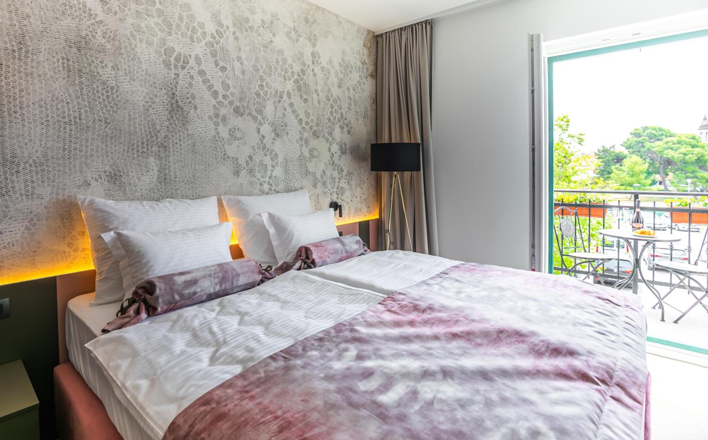 Deluxe King Room - Photo 3