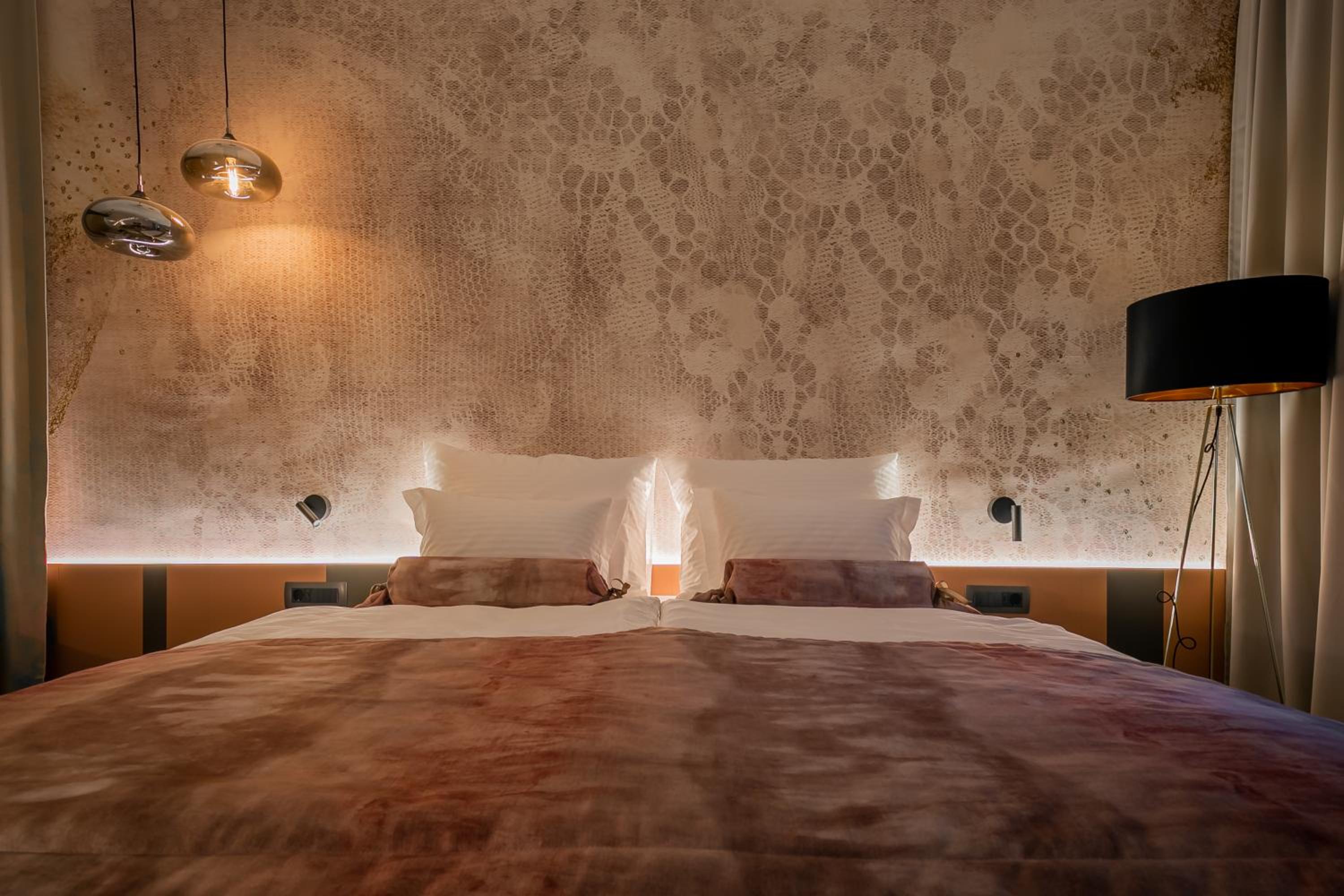 Deluxe King Room - Photo 6