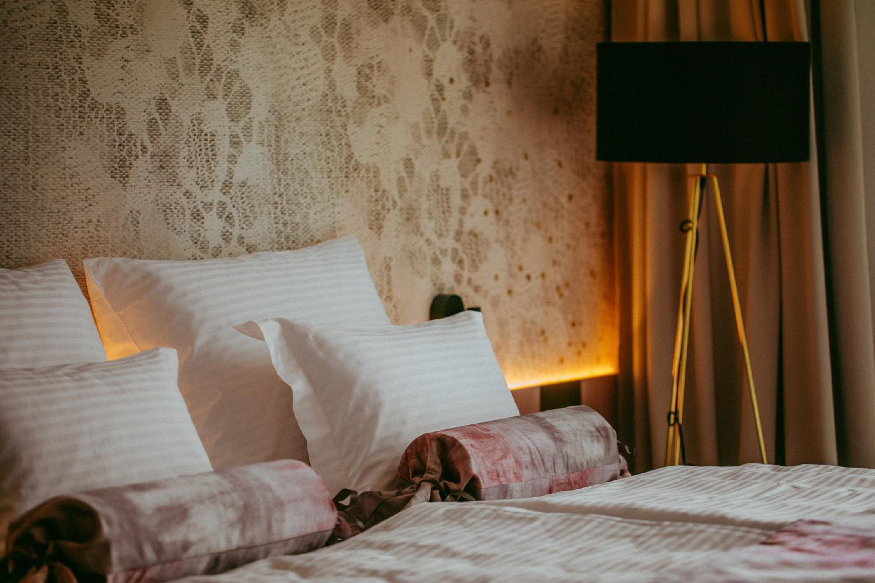 Deluxe King Room - Photo 10