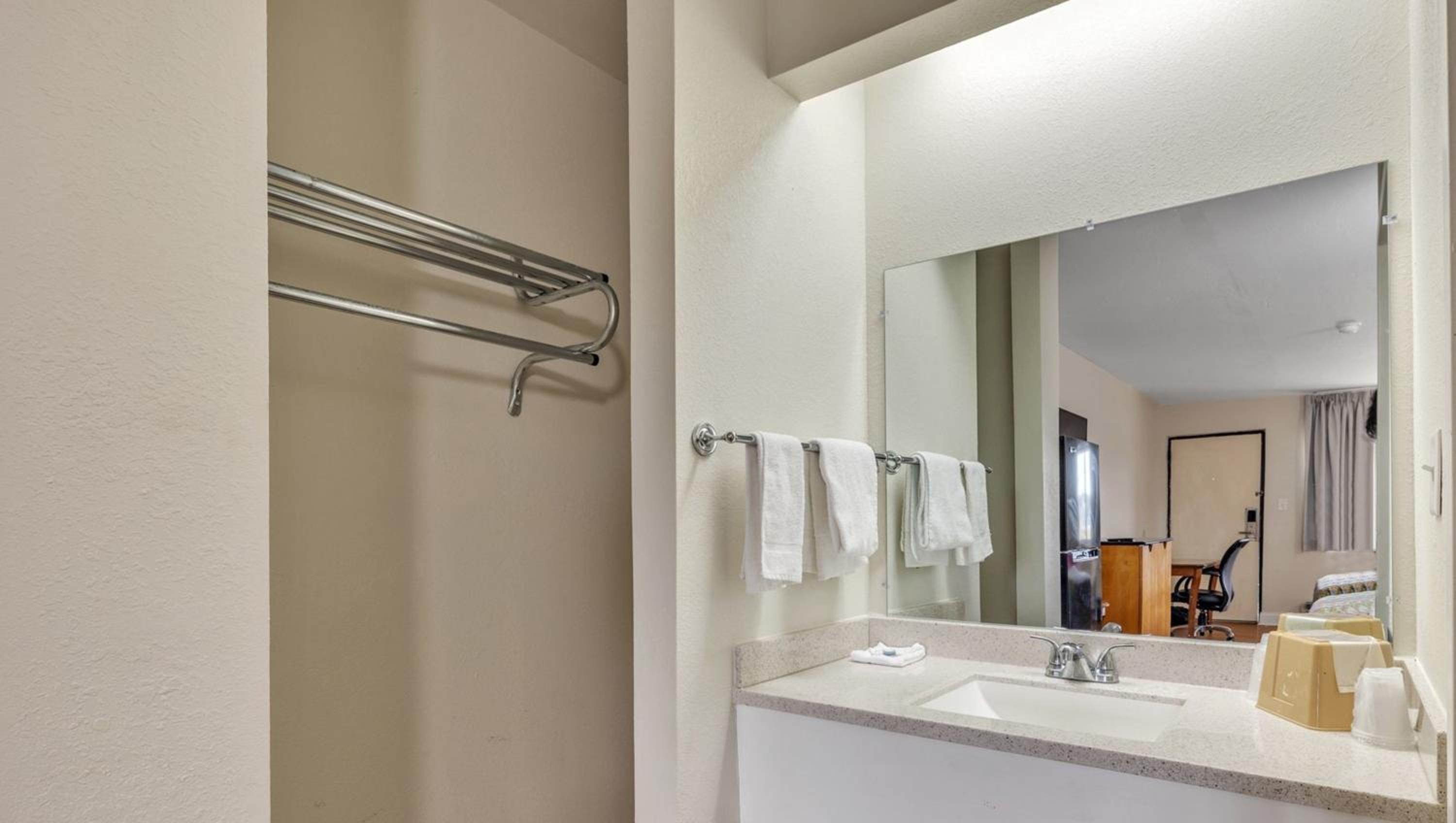 Standard Double Room - Photo 7