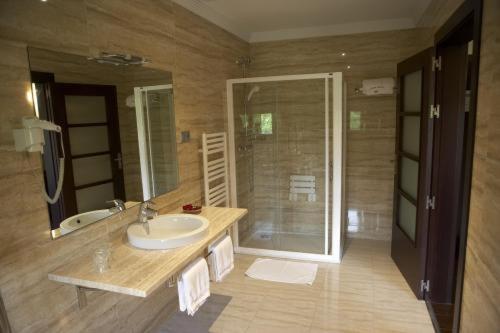 Twin Room - Photo 3