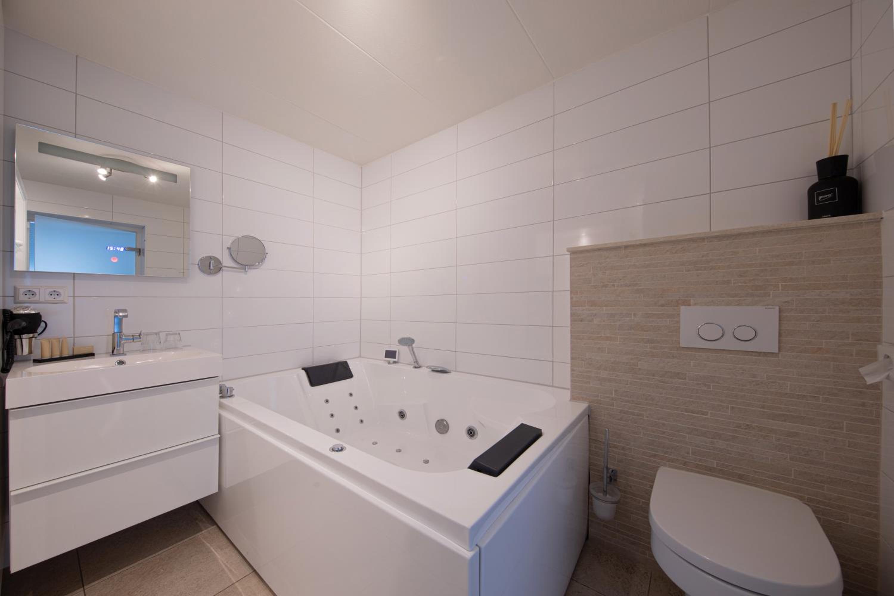 Superior Room with Spa Bath - Photo 16