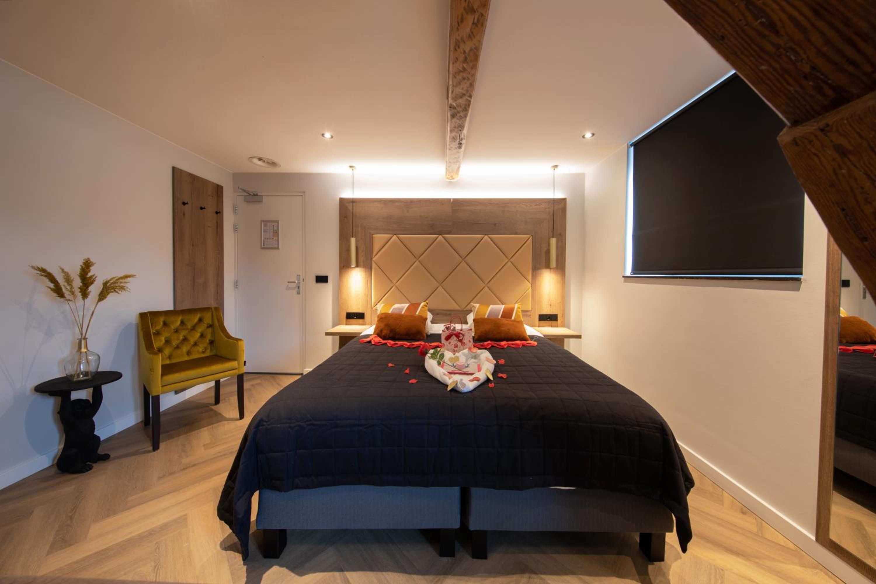 Superior Room with Spa Bath - Photo 10