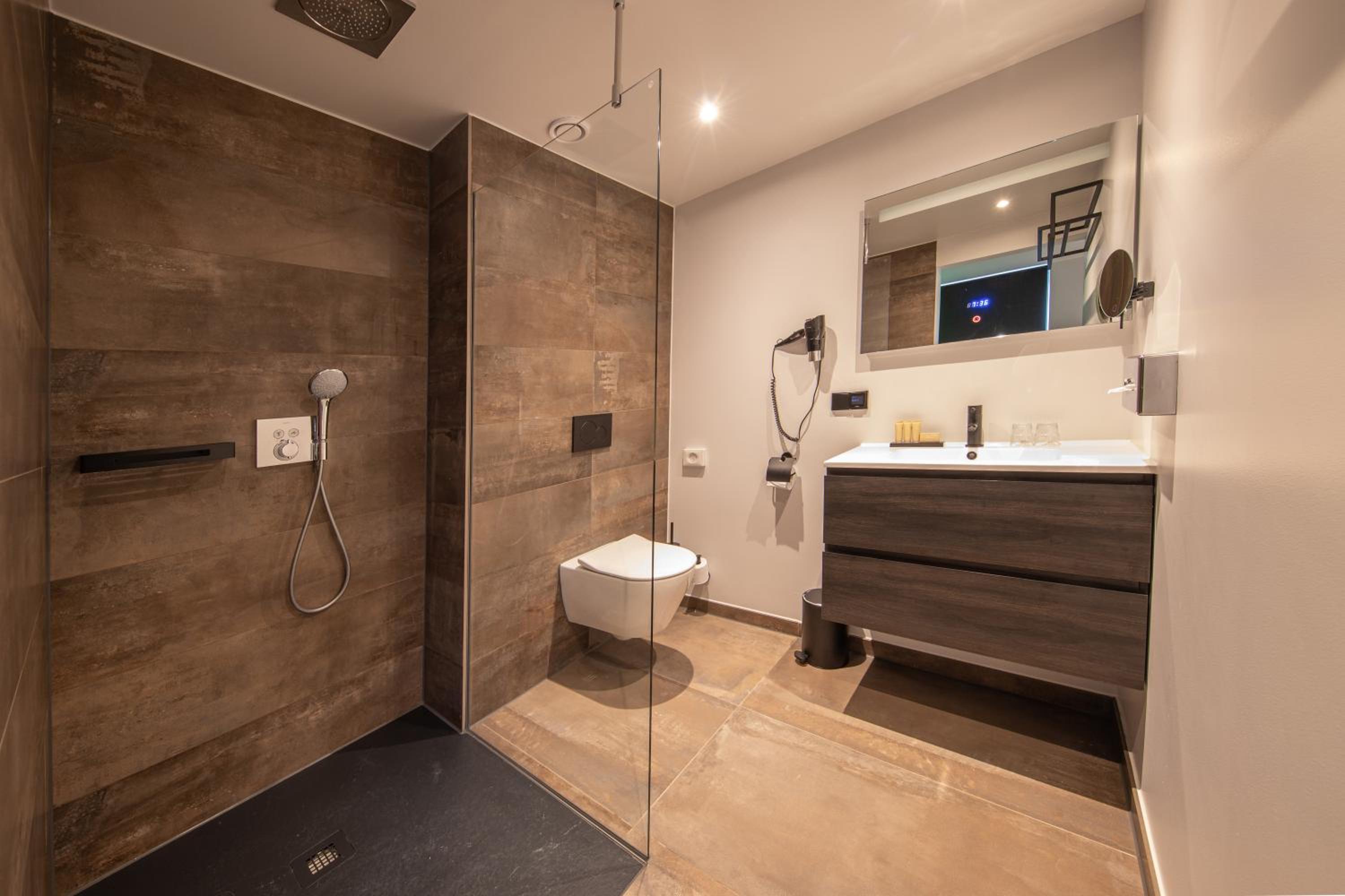 Superior Room with Spa Bath - Photo 12