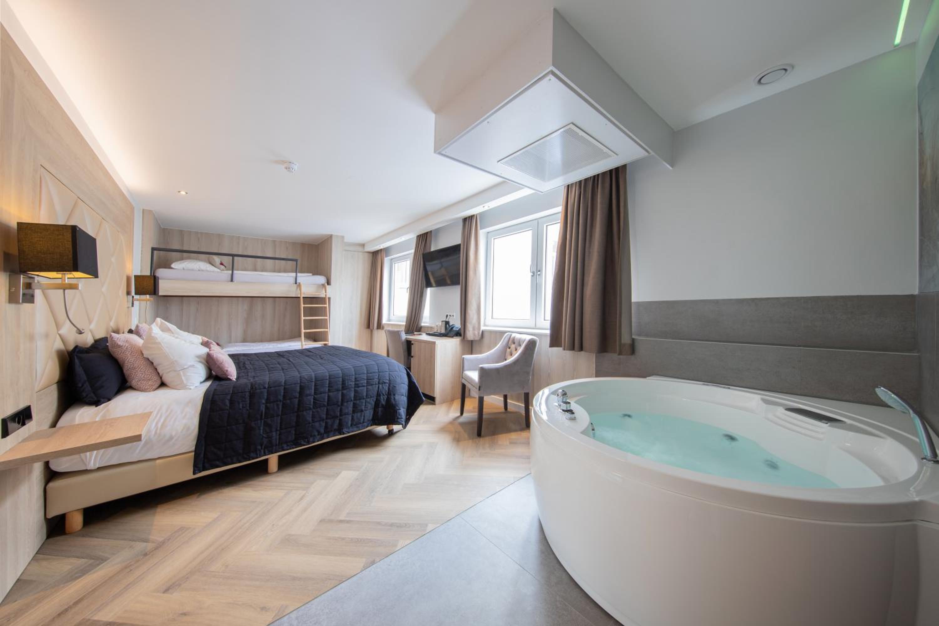 Superior Room with Spa Bath - Photo 13