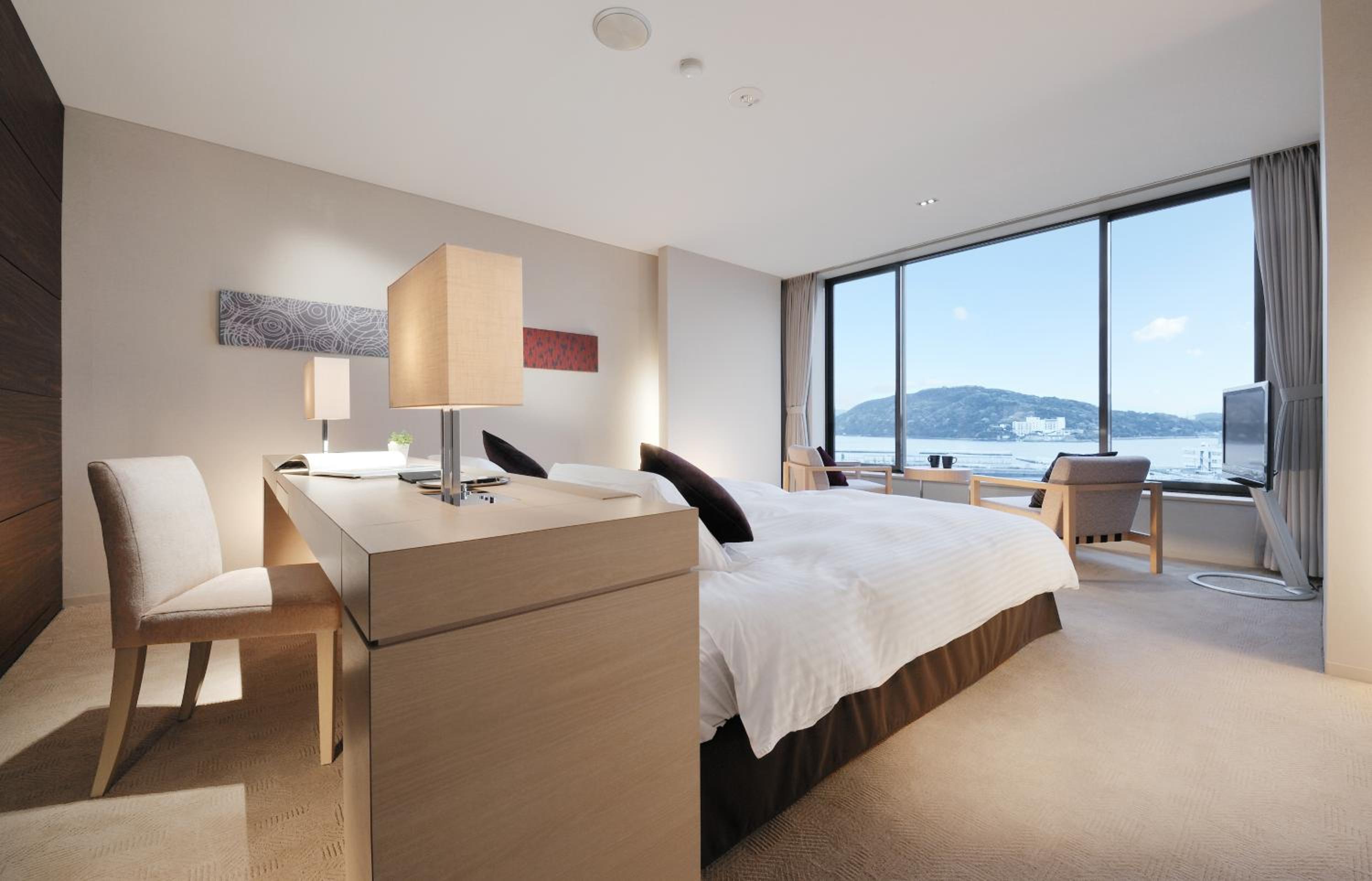 Standard Twin Room with Extra Bed and Harbor View - Non-Smoking photo 1