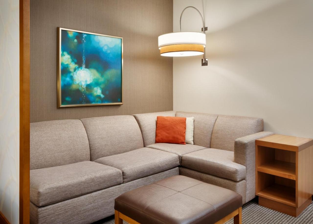 Queen Room with Two Queen Beds and Sofa Bed - High Floor photo 3