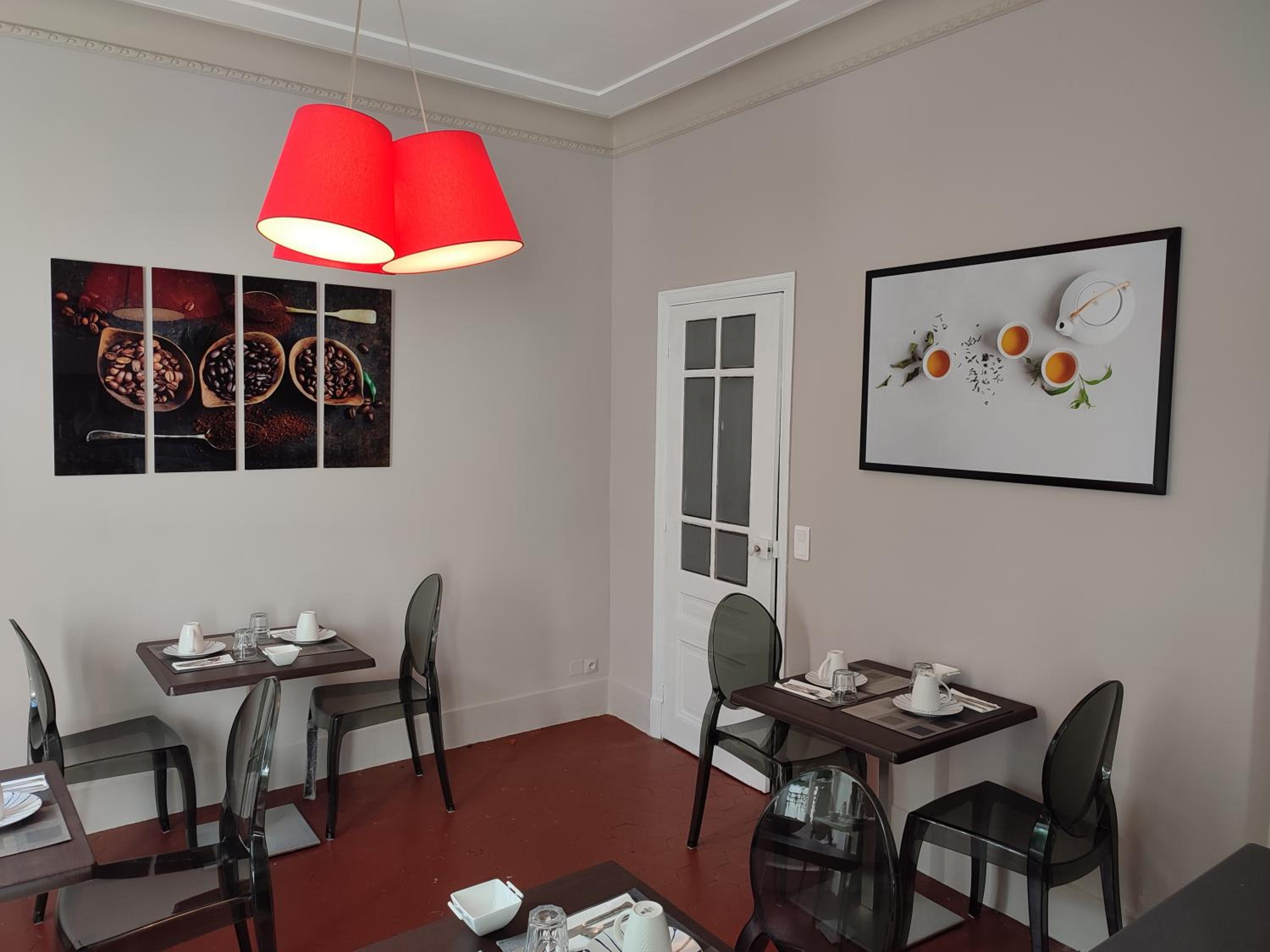 Deluxe King Room - Photo 12