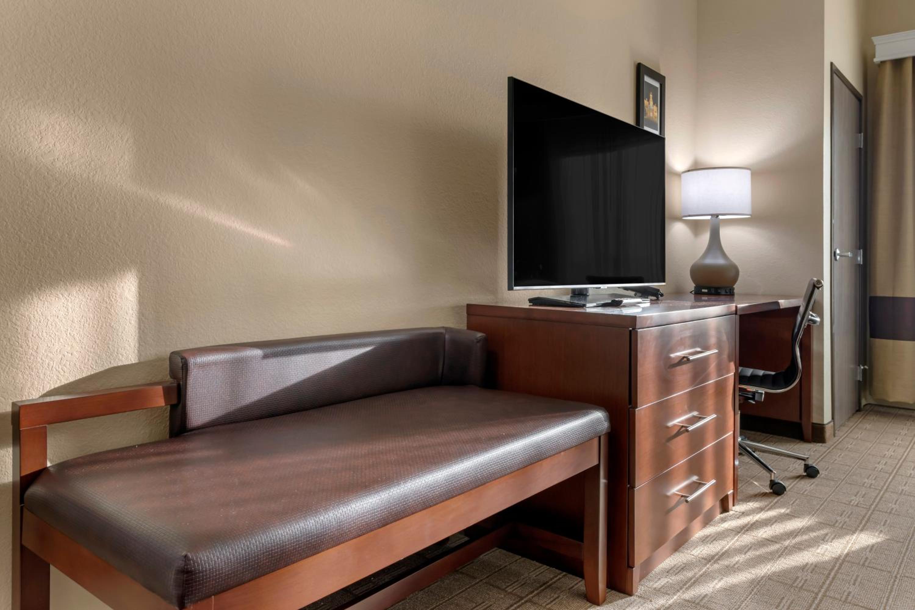Queen Room with Two Queen Beds - Photo 1