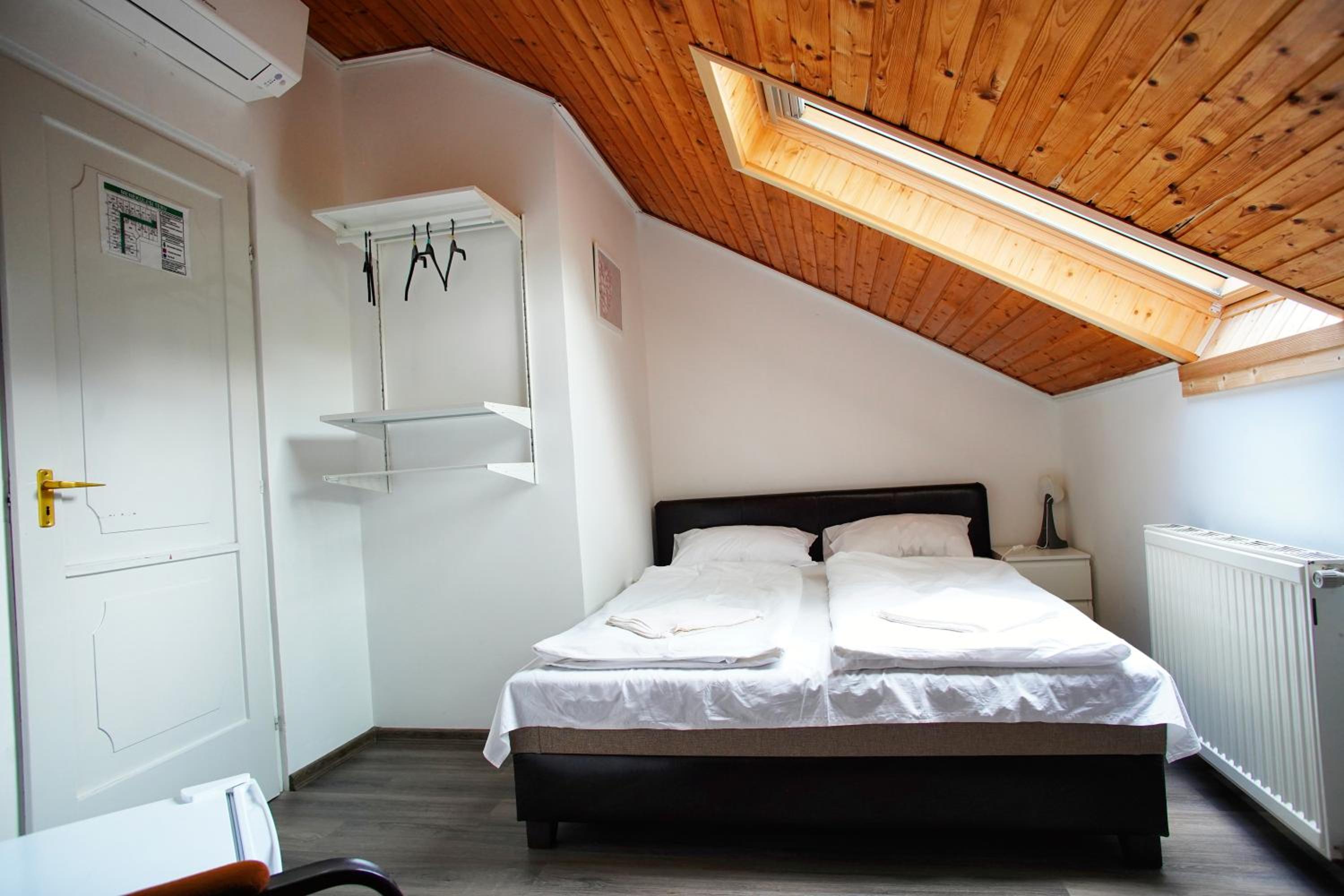 Quadruple Room with Private Bathroom photo 1