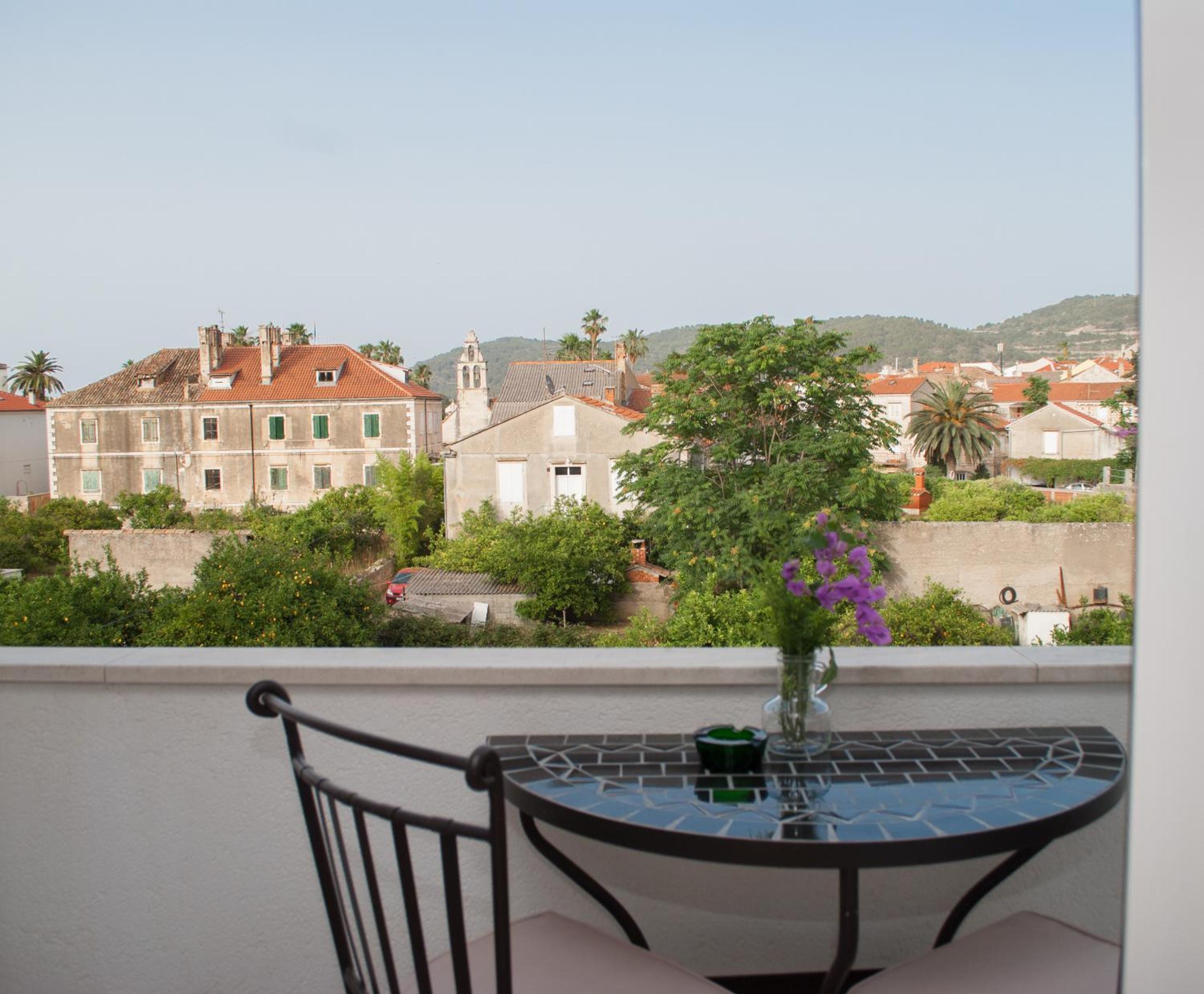 Apartment with Balcony photo 2