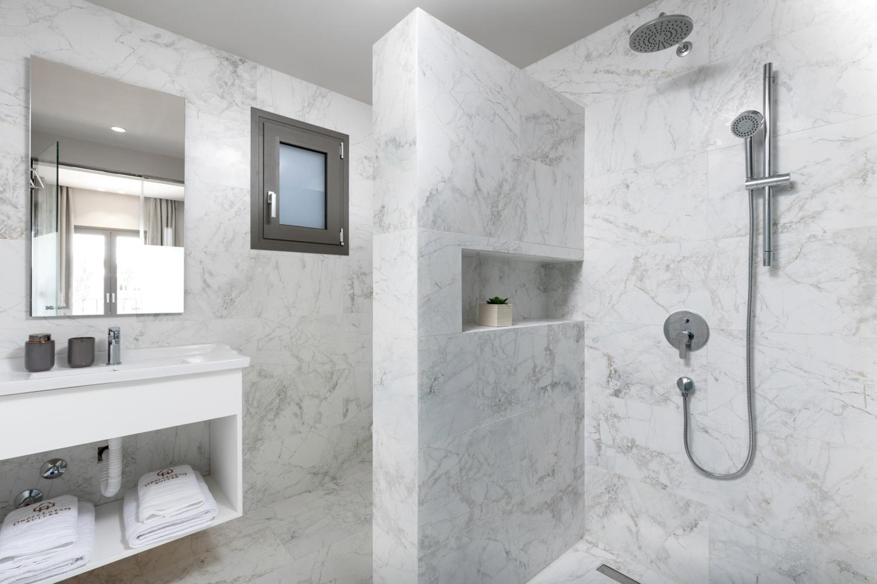 Deluxe Suite with Sea View - Photo 11