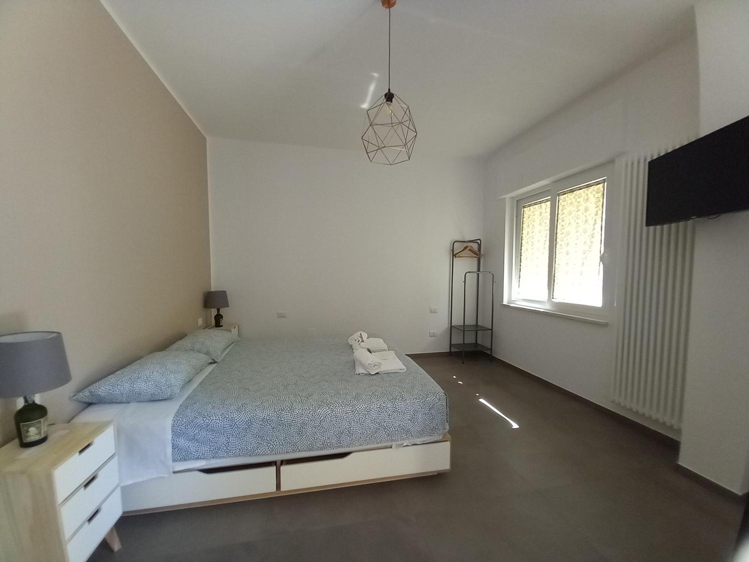 Double Room with Private Bathroom - Photo 2