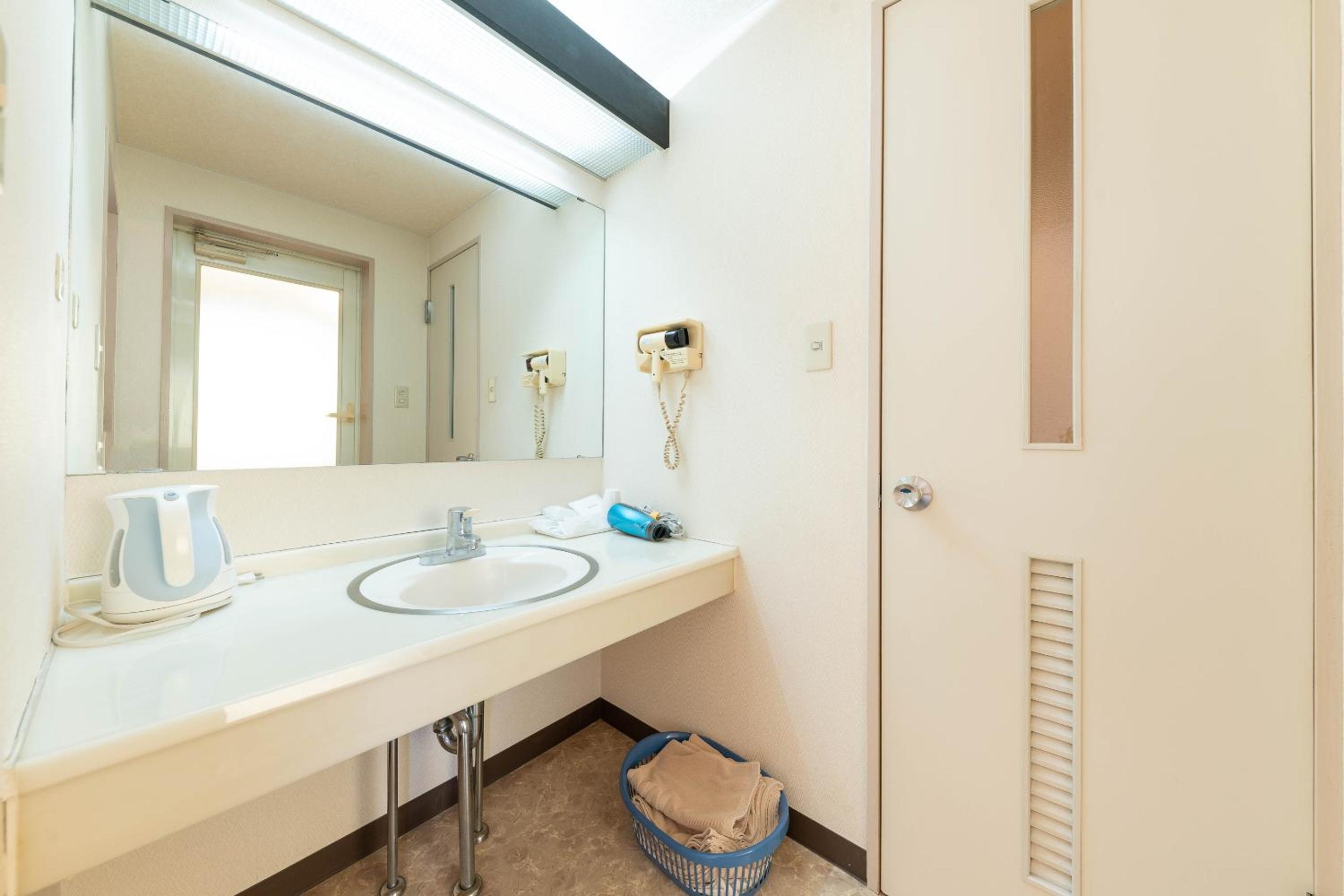Twin Room - Non-Smoking - Photo 8