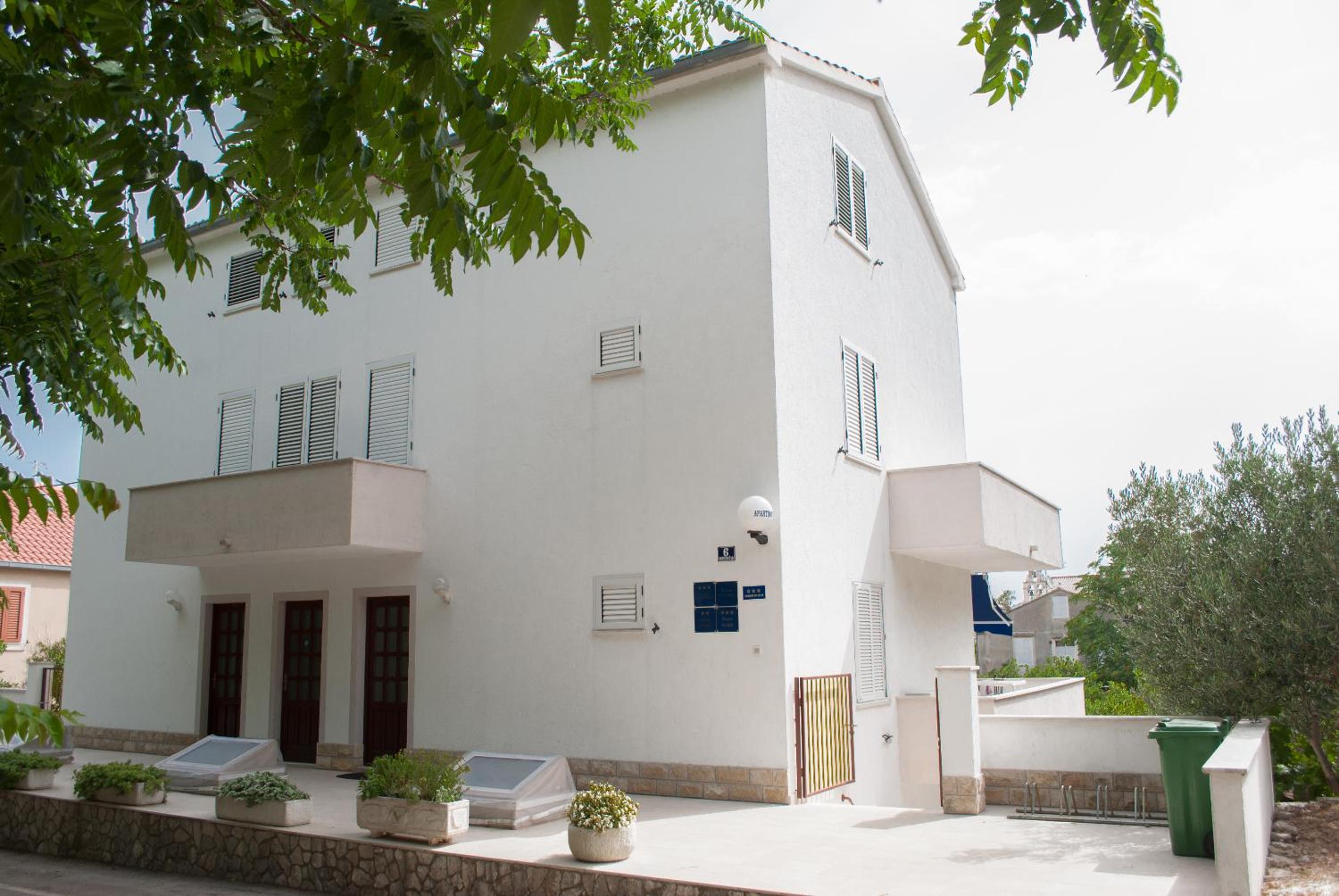 Studio with Balcony - Photo 5