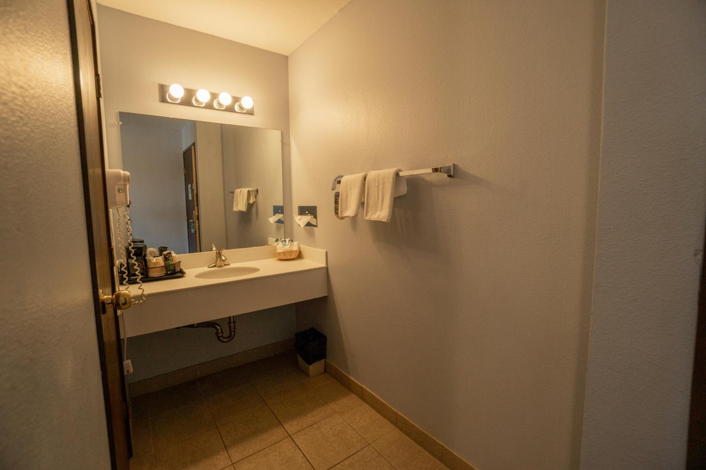 Queen Room photo 2