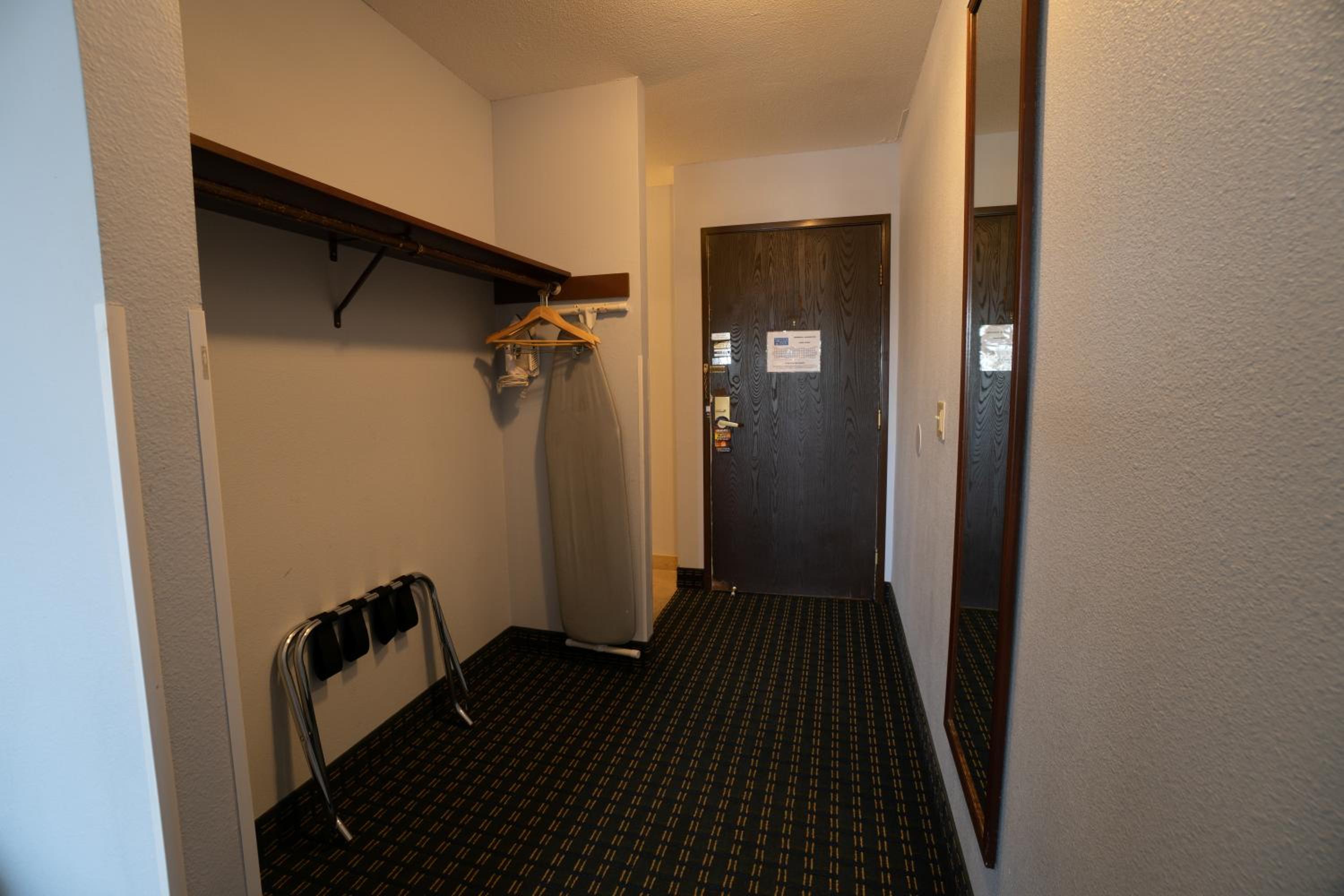 Queen Room with Two Queen Beds photo 2