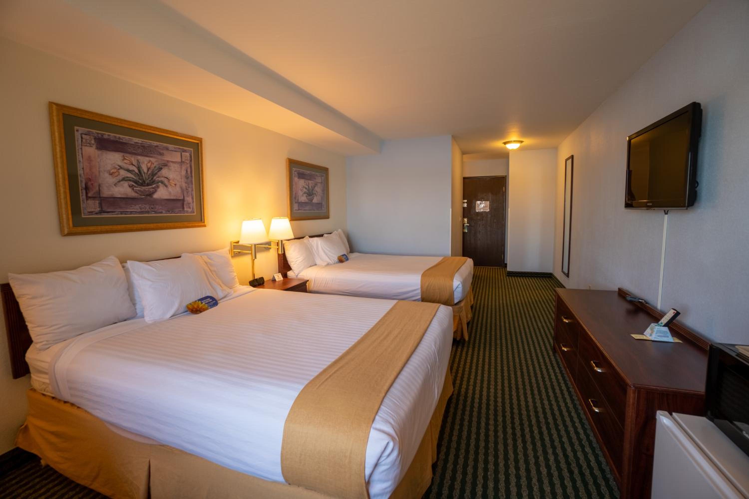 Queen Room with Two Queen Beds with River View photo 2