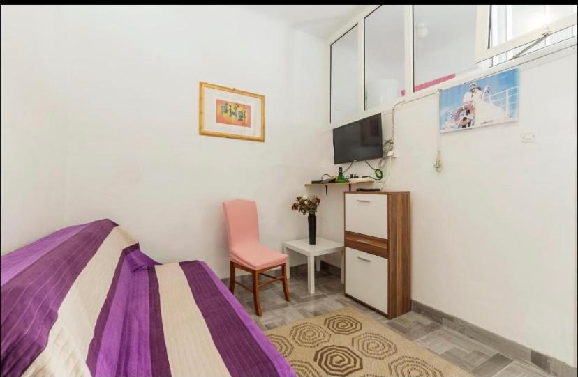 One-Bedroom Apartment - Photo 8