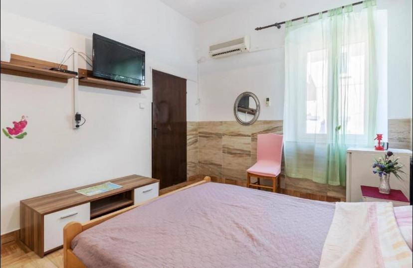 One-Bedroom Apartment - Photo 7