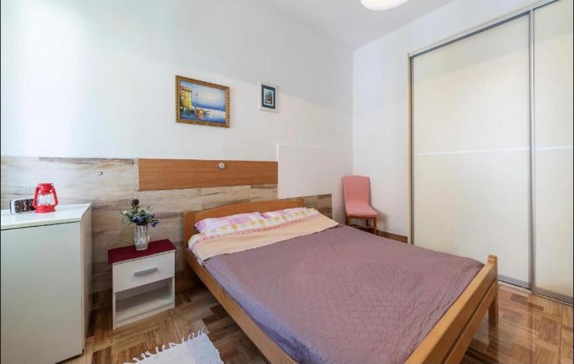 One-Bedroom Apartment - Photo 6