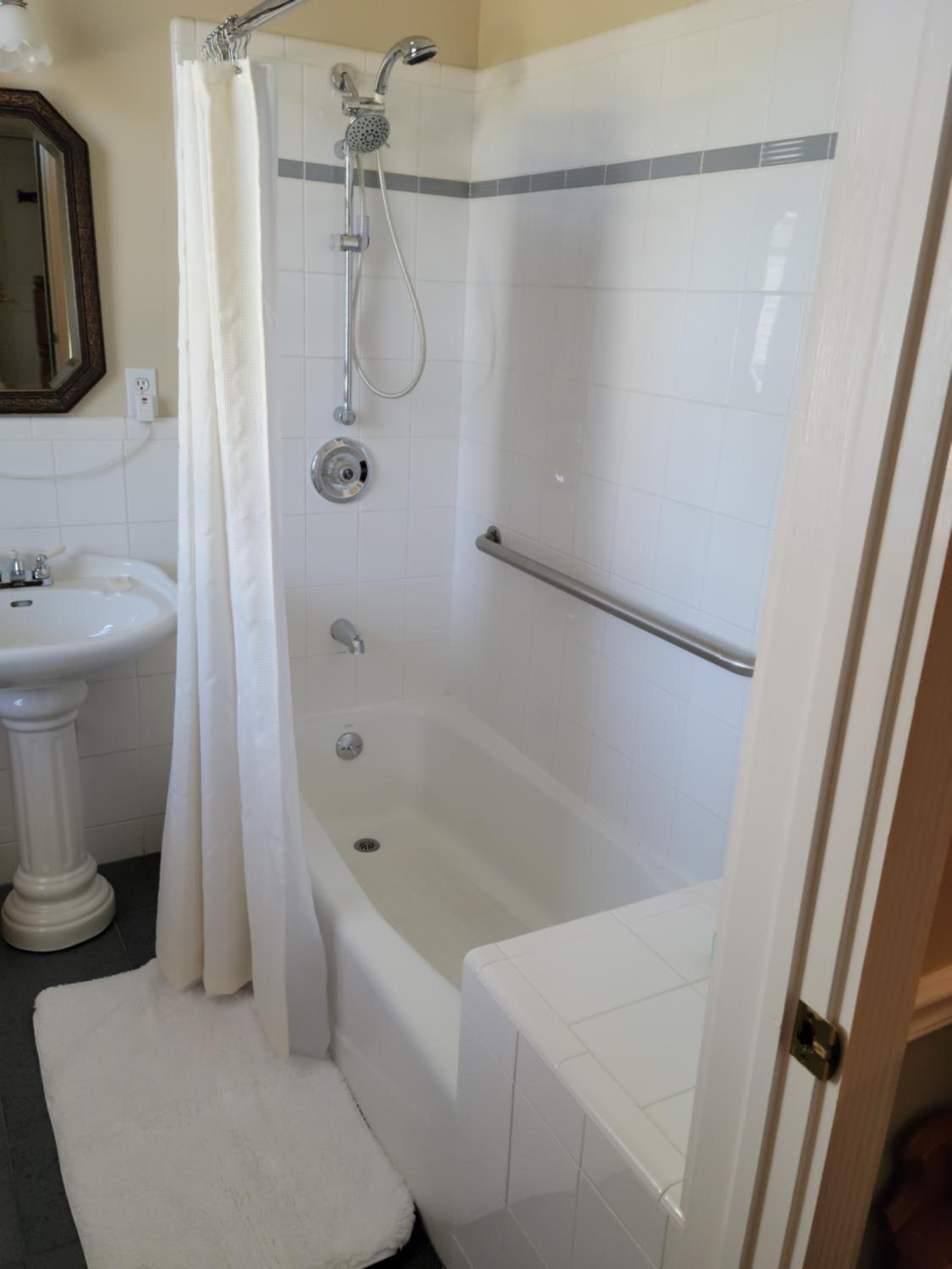 Queen Room - Disability Access photo 3