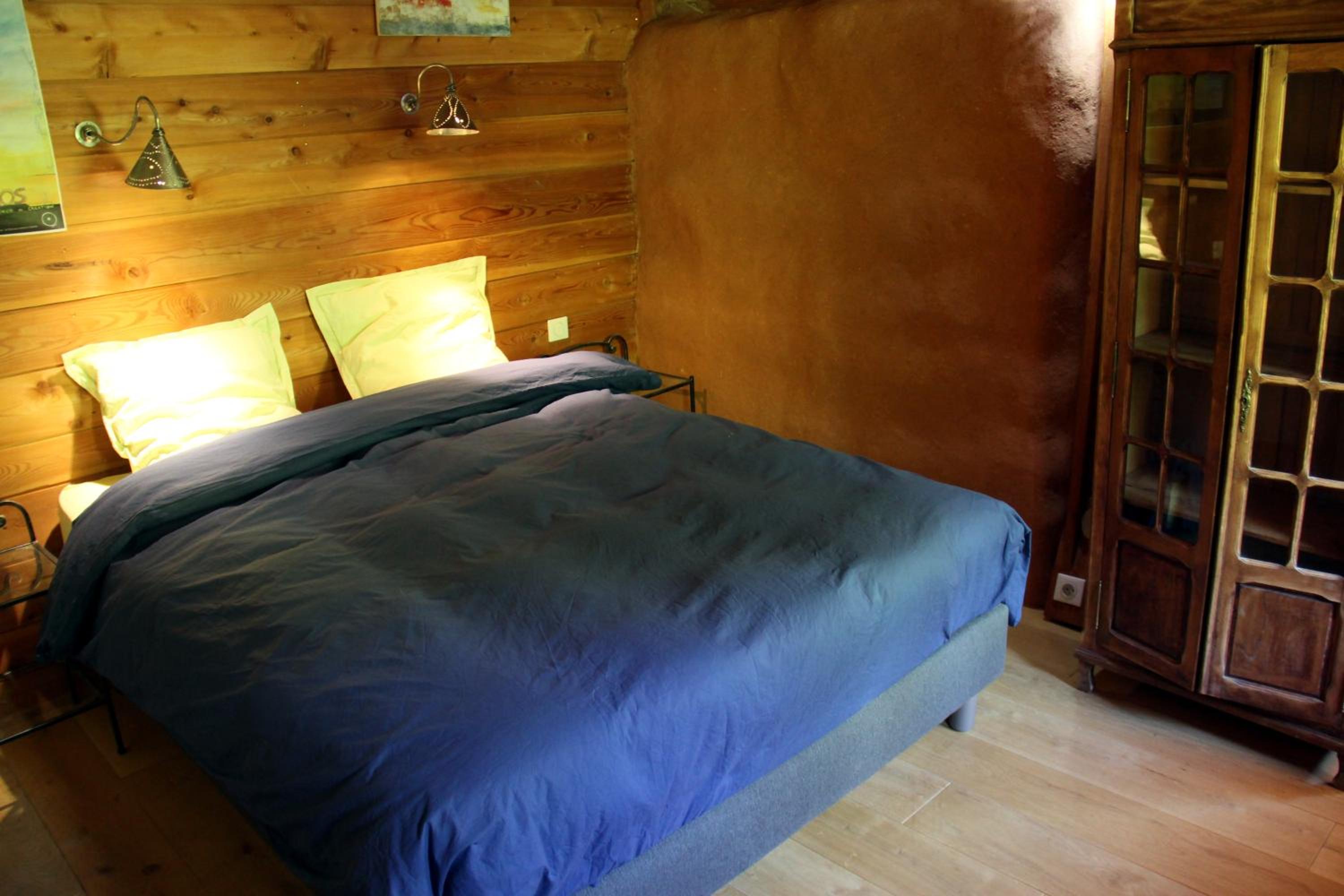 Double Room with Shared Bathroom photo 2