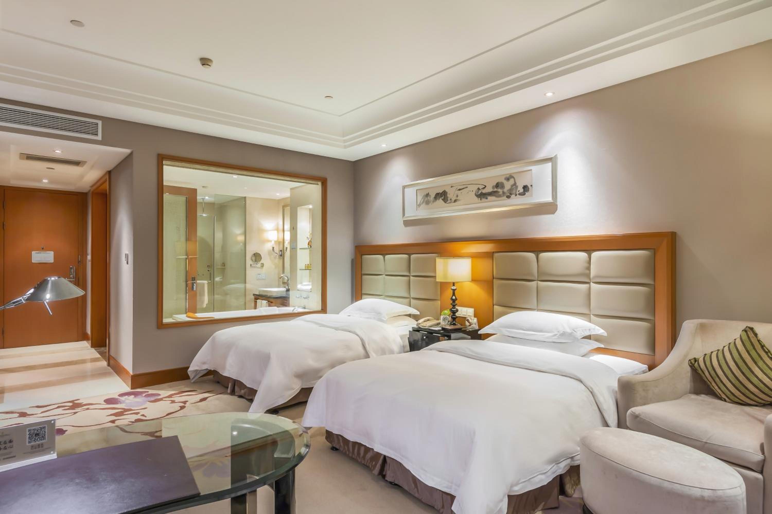 Deluxe Twin Nonsmoking Room photo 2
