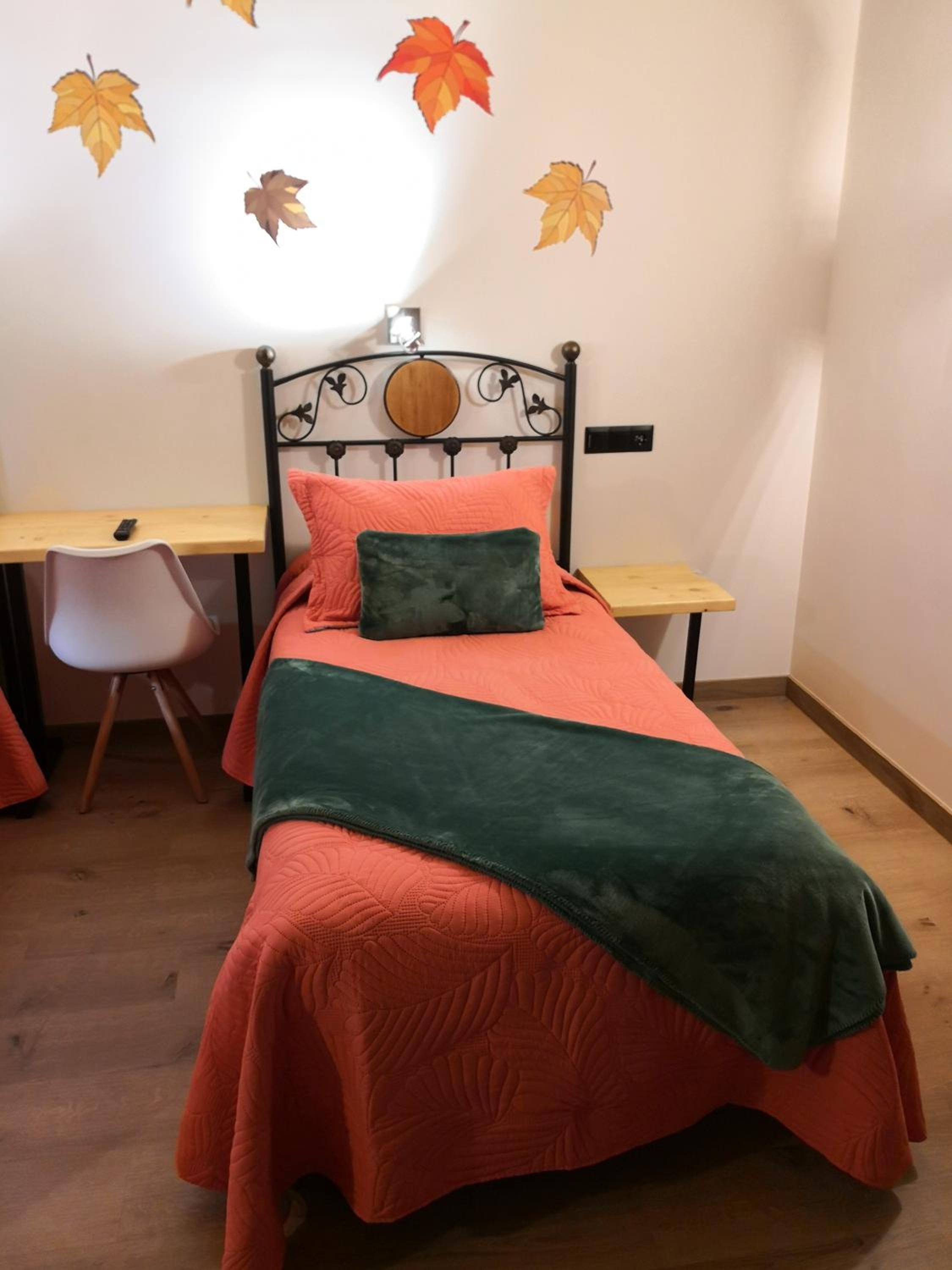 Twin Room with Extra Bed - Photo 6